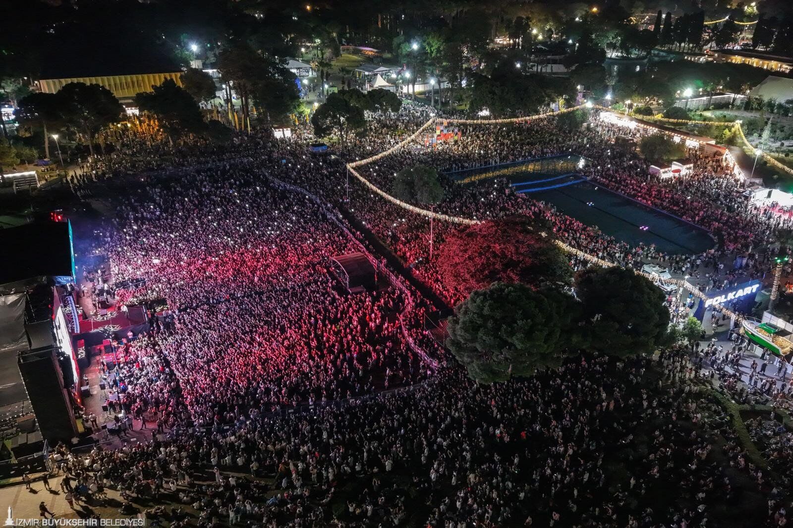 Semicenk İzmir Fuarı’nı Salladı Sevilen Şarkılar Hep Bir Ağızdan Söylendi (1)