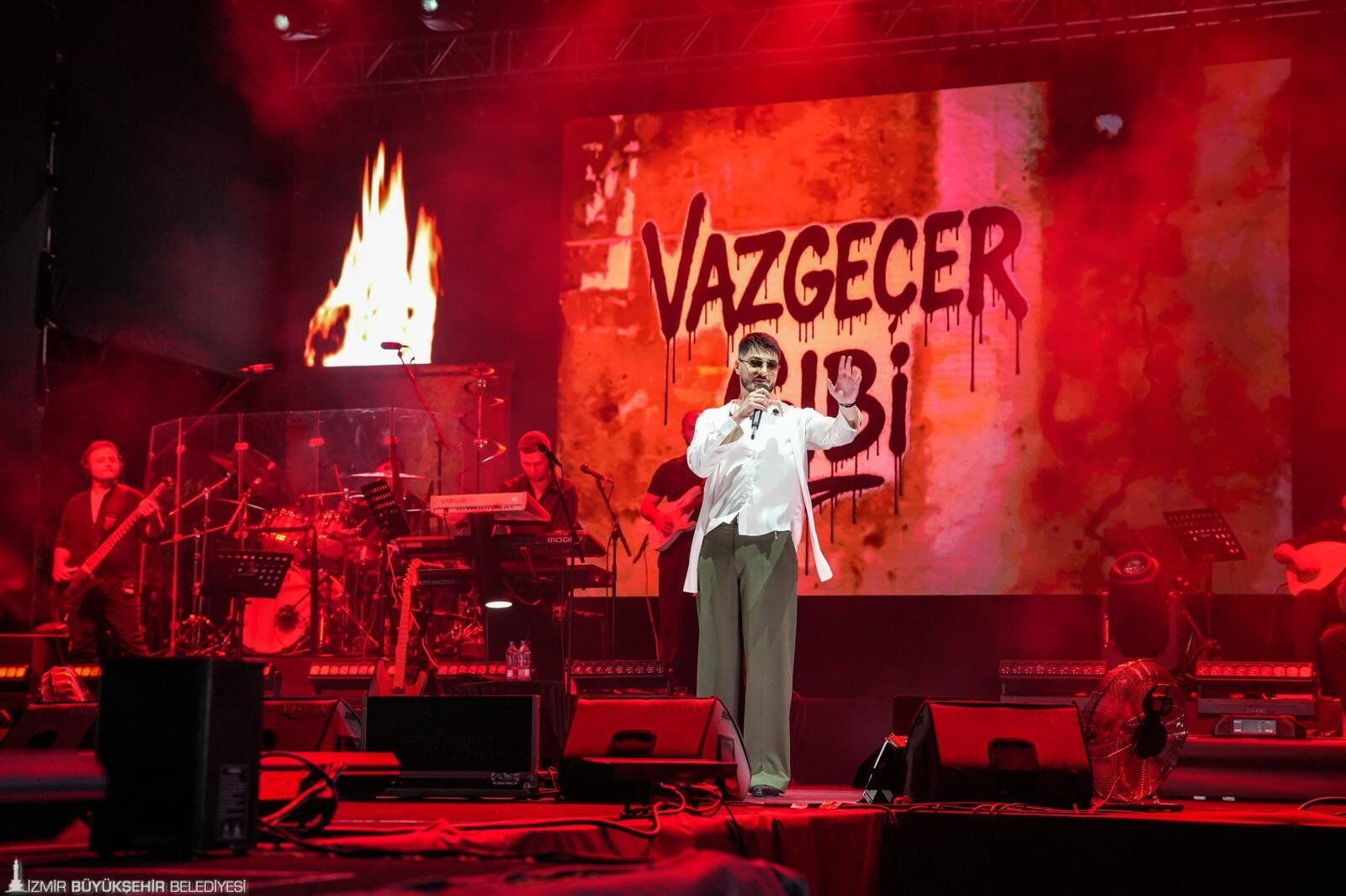 Semicenk İzmir Fuarı’nı salladı: Sevilen şarkılar hep bir ağızdan söylendi