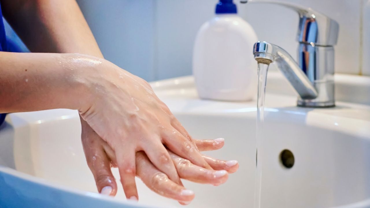 Sonbahar Geldi, Eller Alarm Veriyor! Çatlamadan Ve Kanamadan Önce Bunları Yapın (3)