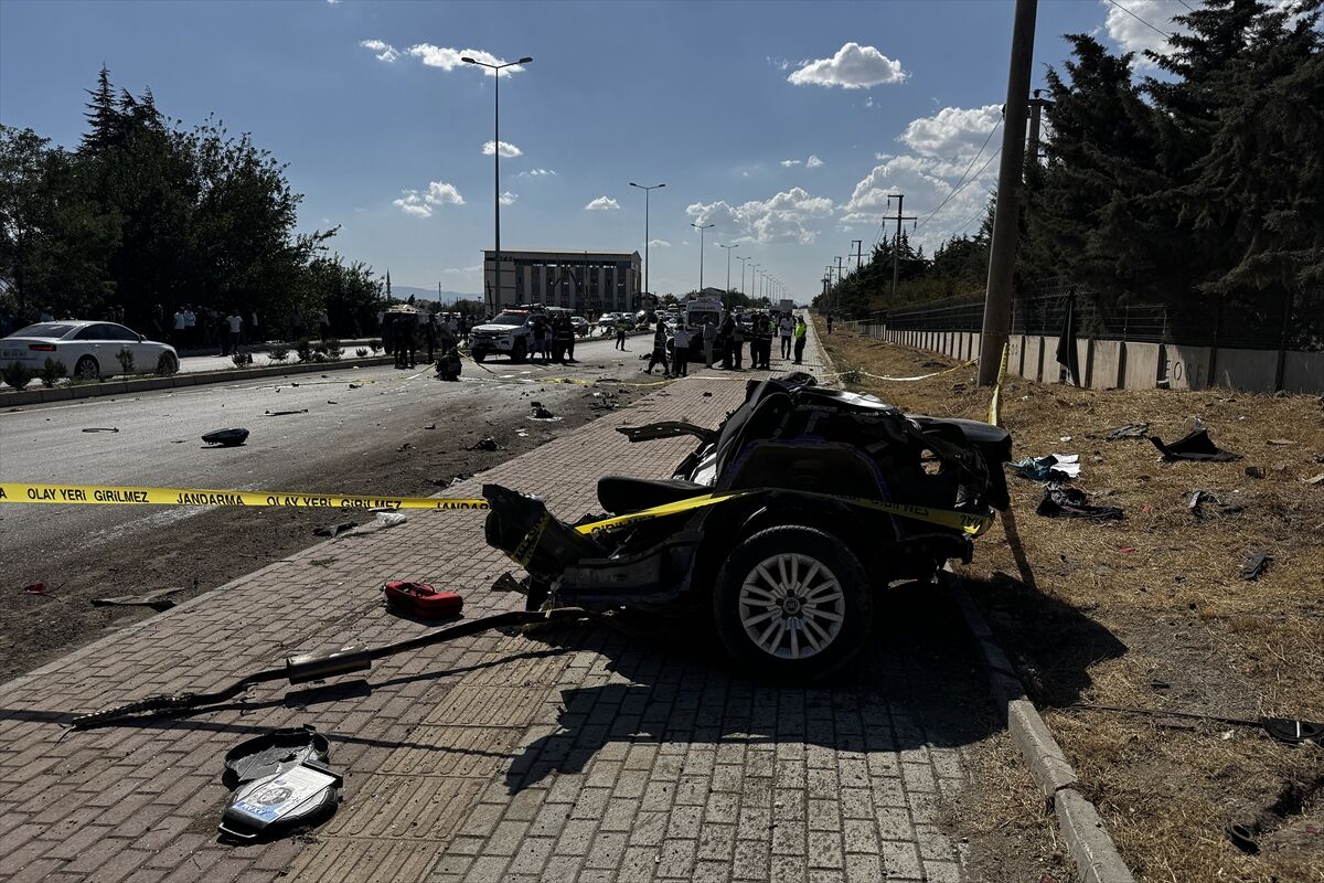 Takla Atan Otomobil Ikiye Bölündü! 2 Kişi Olay Yerinde Hayatını Kaybetti (1)