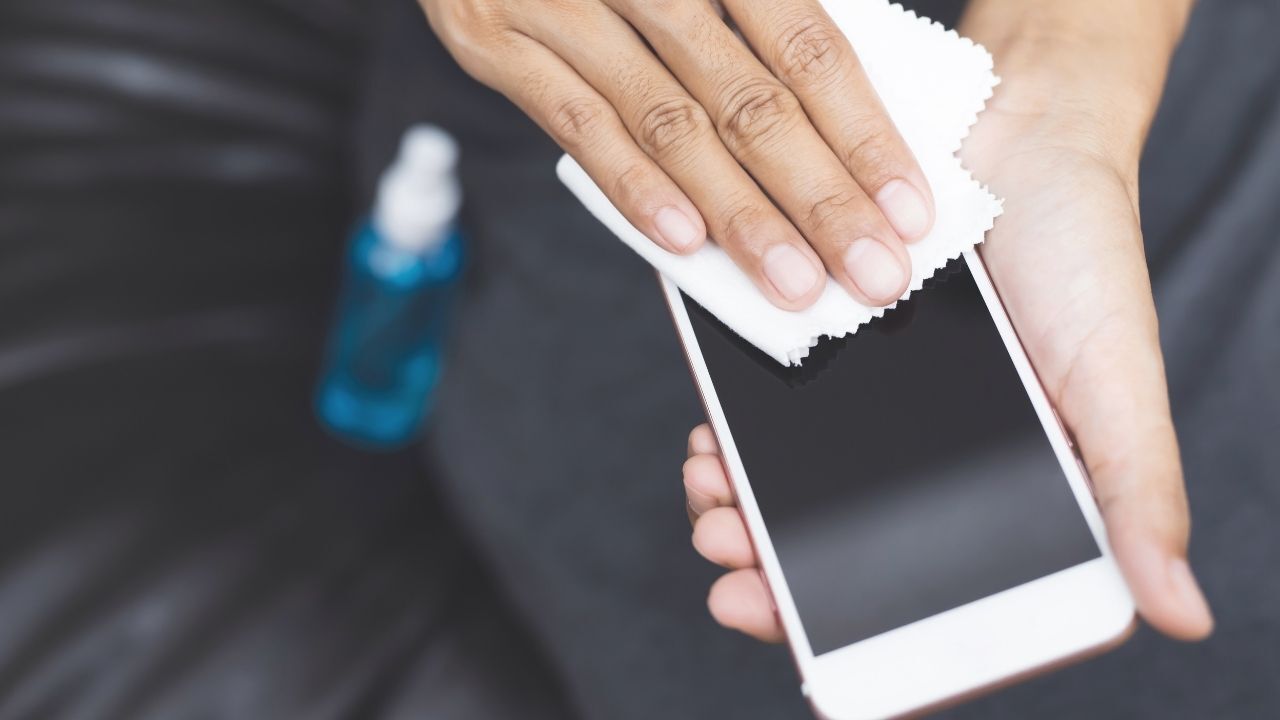 Telefon kılıfları yıkanır mı? Temizlerken bu hataya dikkat! Desenlerini ve rengini soldurmayan yöntemler