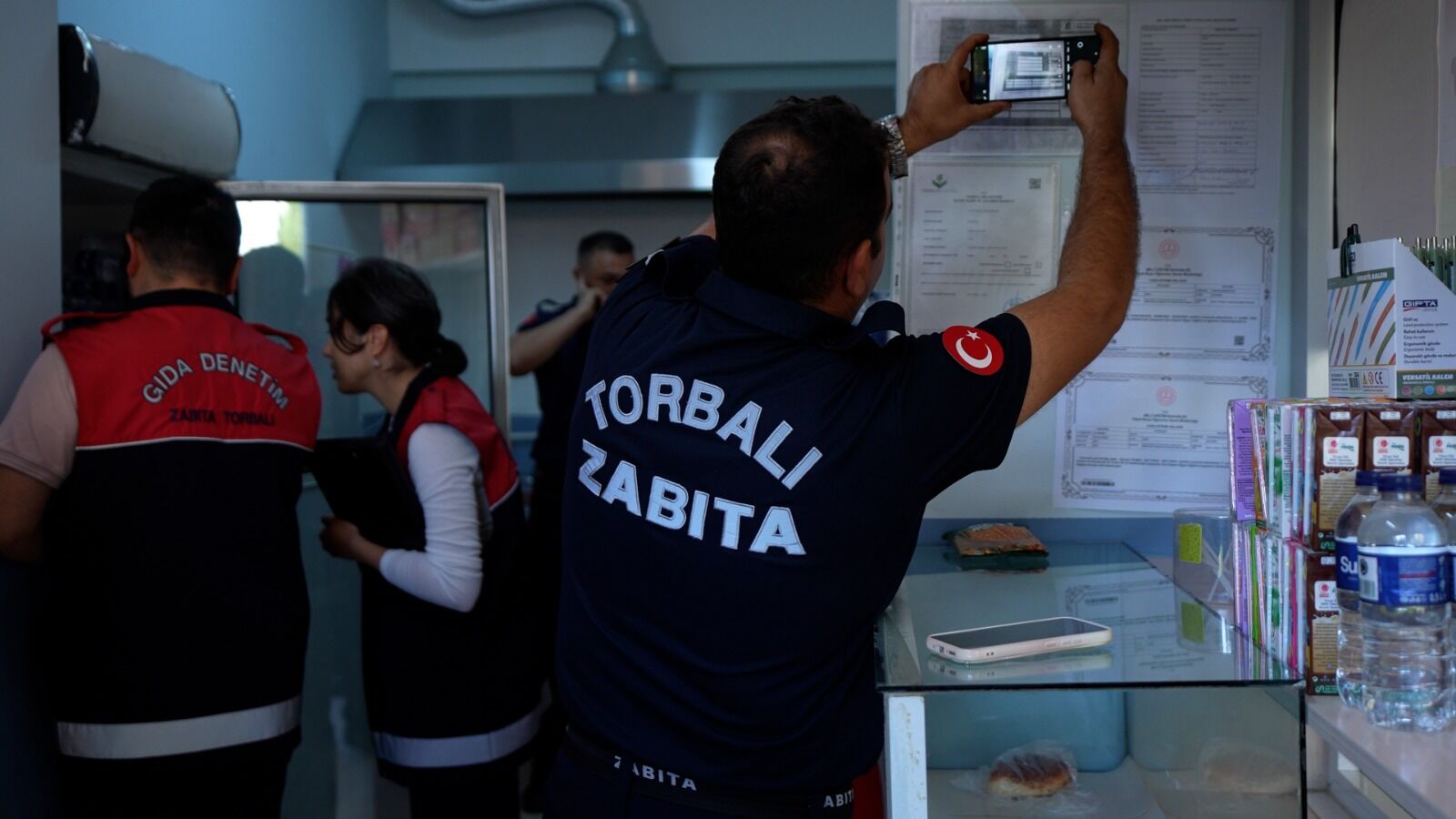 Torbalı’da Okul Kantinleri Denetimden Geçti Raflar Tek Tek Kontrol Edildi (2)