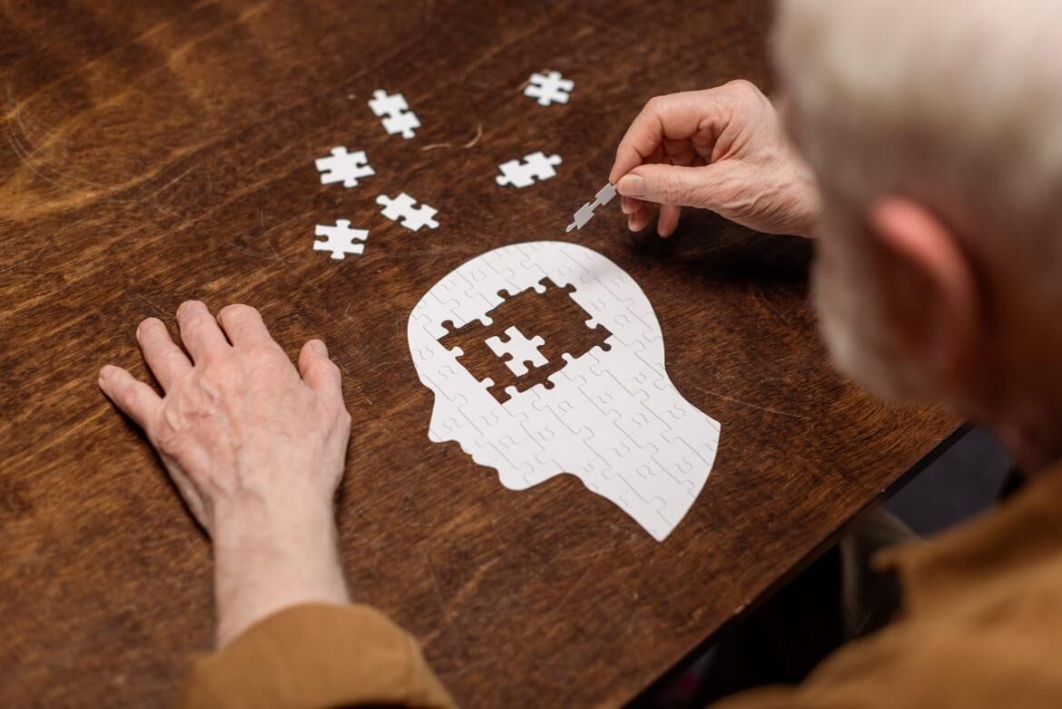 Unutkanlık sandığınız belirti Alzheimer’ın habercisi olabilir: Alzheimer riskini artıran 8 faktöre dikkat!