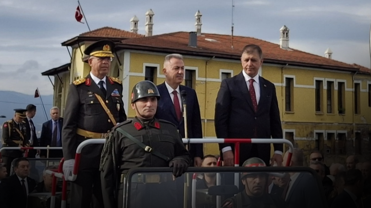 103. yıl coşkusu İzmir'i sardı! Cumhuriyet bayramı al bayraklarla kutlandı