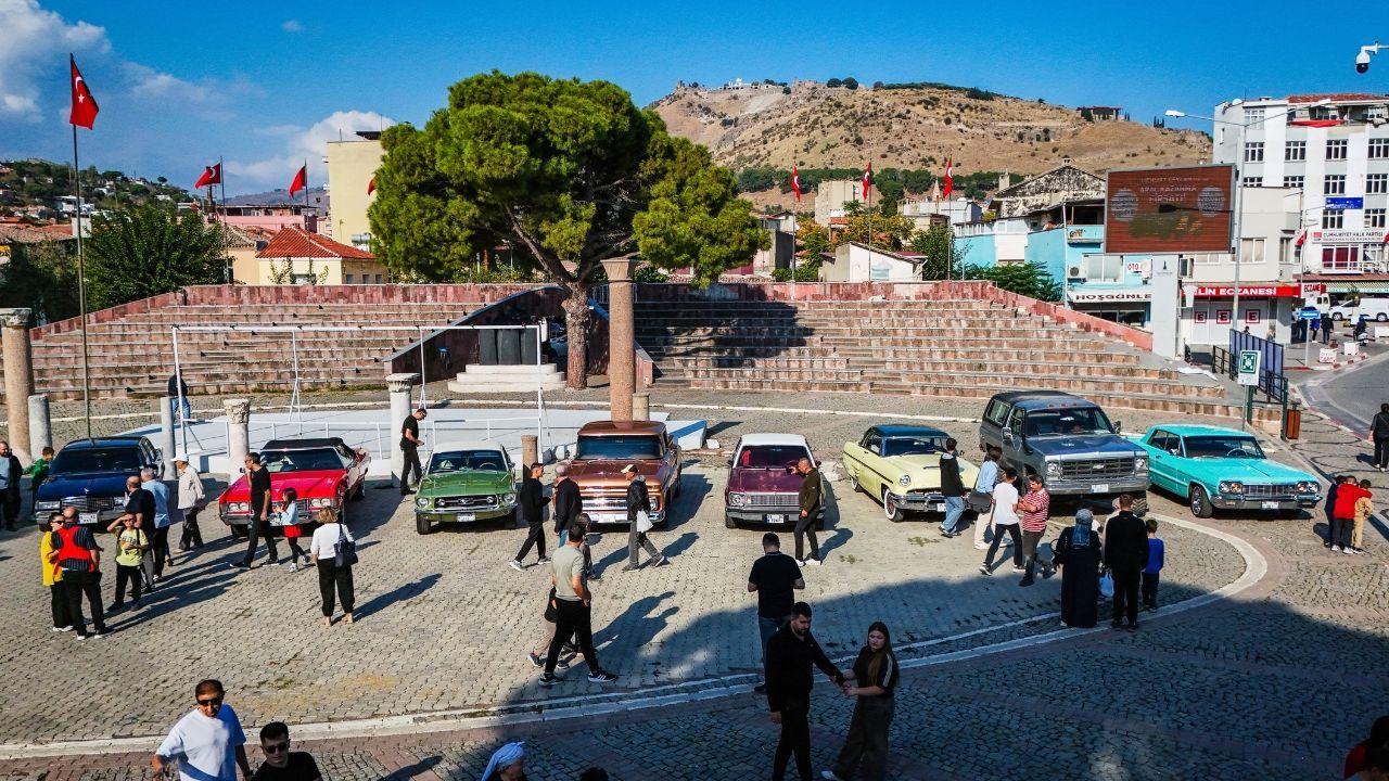 1950’Li Yıllardan Bugüne Klasik Otomobiller Bergama’da Buluştu (2)