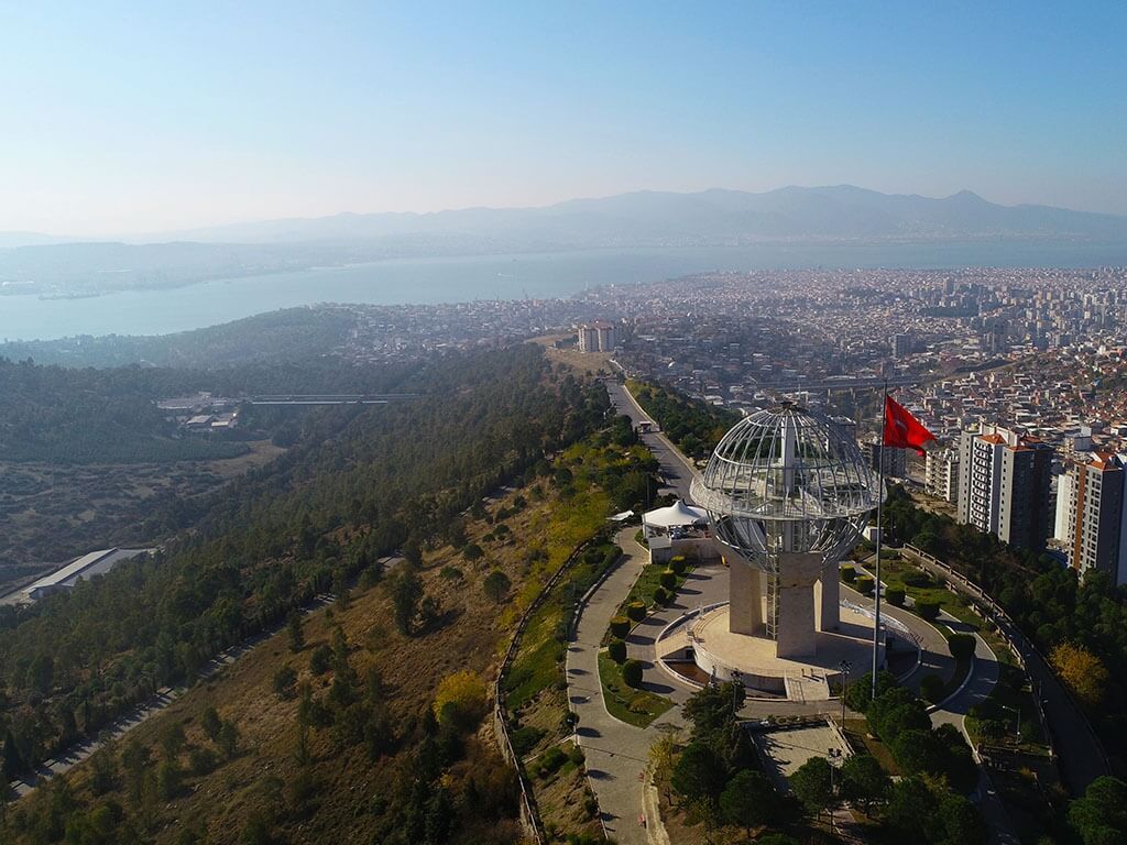Paranızı alışveriş merkezinde harcamayın! Metrodan inip tek otobüsle İzmir’de bütün günü geçirebileceğiniz dev park