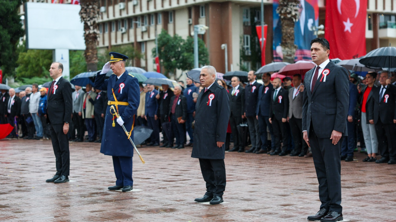 Aliağa’da 29 Ekim heyecanı! Kutlamalar Atatürk Anıtı’na çelenk sunumuyla başladı