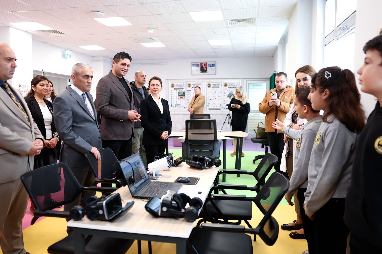 Aliağa’da Eğitimde Yeni Dönem! Öğrenciler Artık Sadece Dinlemeyecek (2)