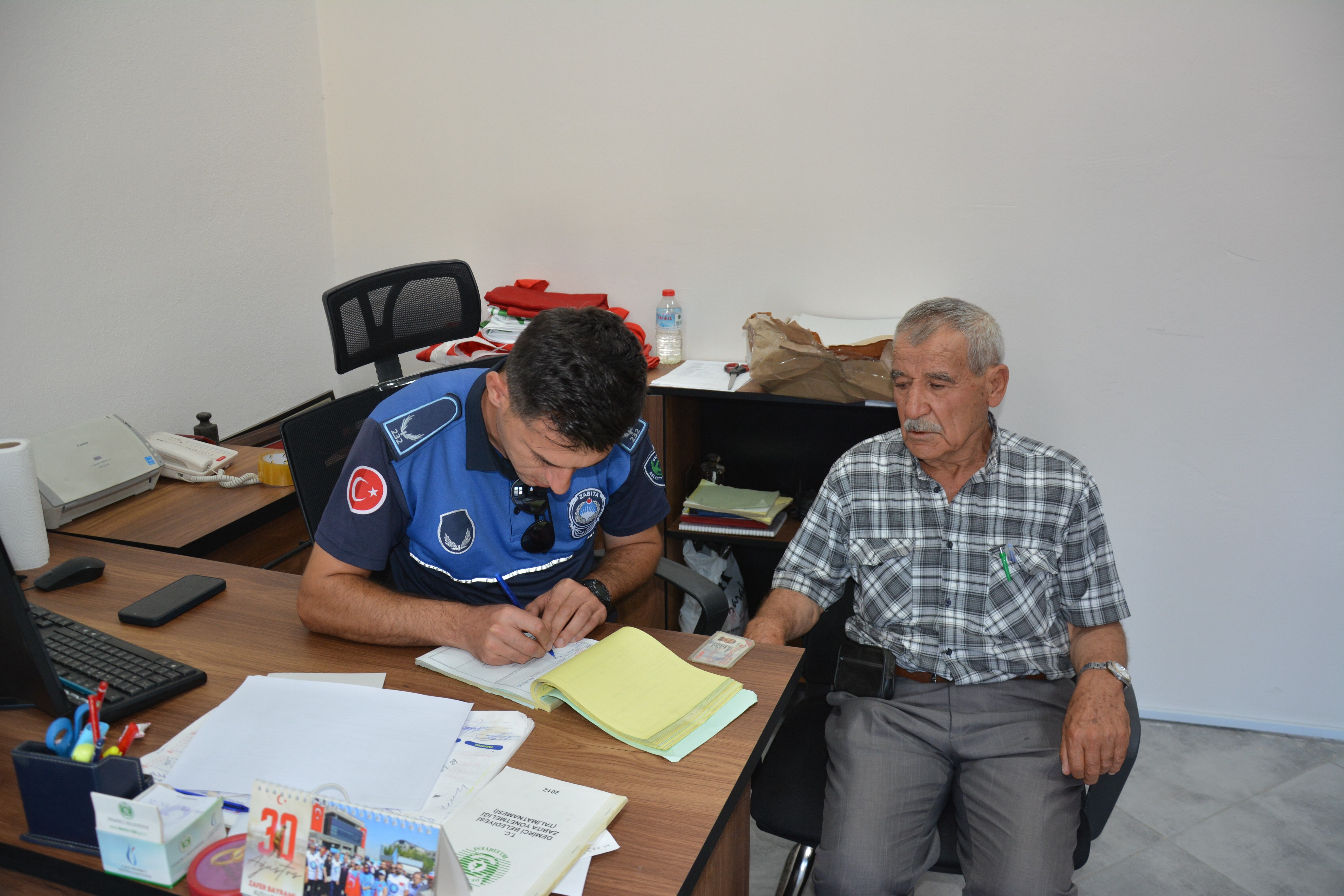 Aracının Yanında Fark Edip Polise Teslim Etti Poşetten Yaklaşık 400 Bin Liralık Altın Çıktı (2)