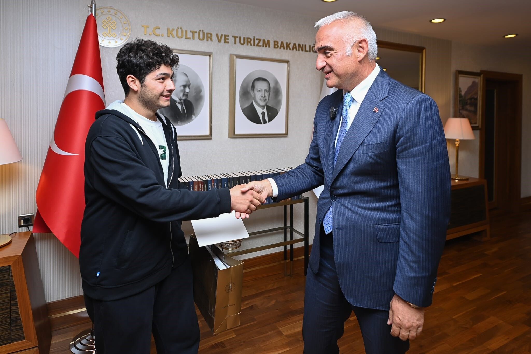 Bakan Ersoy, Türkiye derecesi yapan gençle bir araya geldi