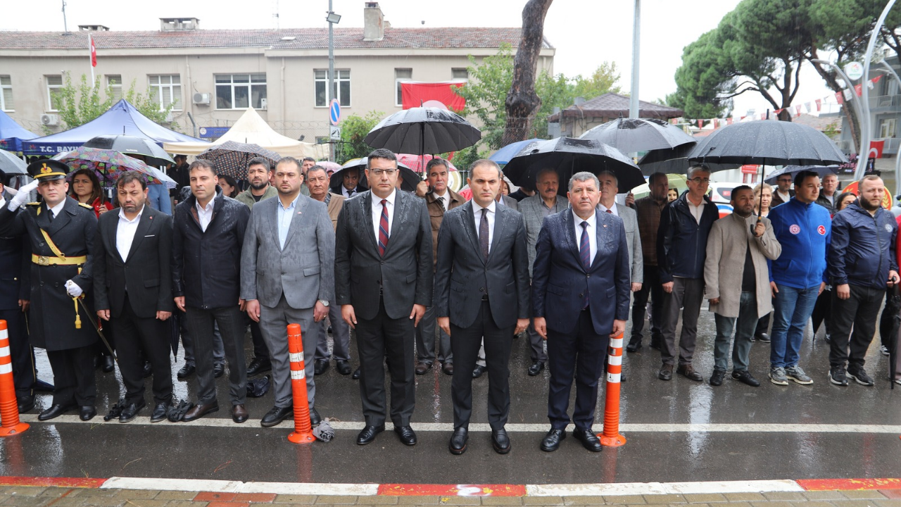 Bayındır’da 29 Ekim heyecanı! Atatürk Anıtı’na çelenk bırakıldı