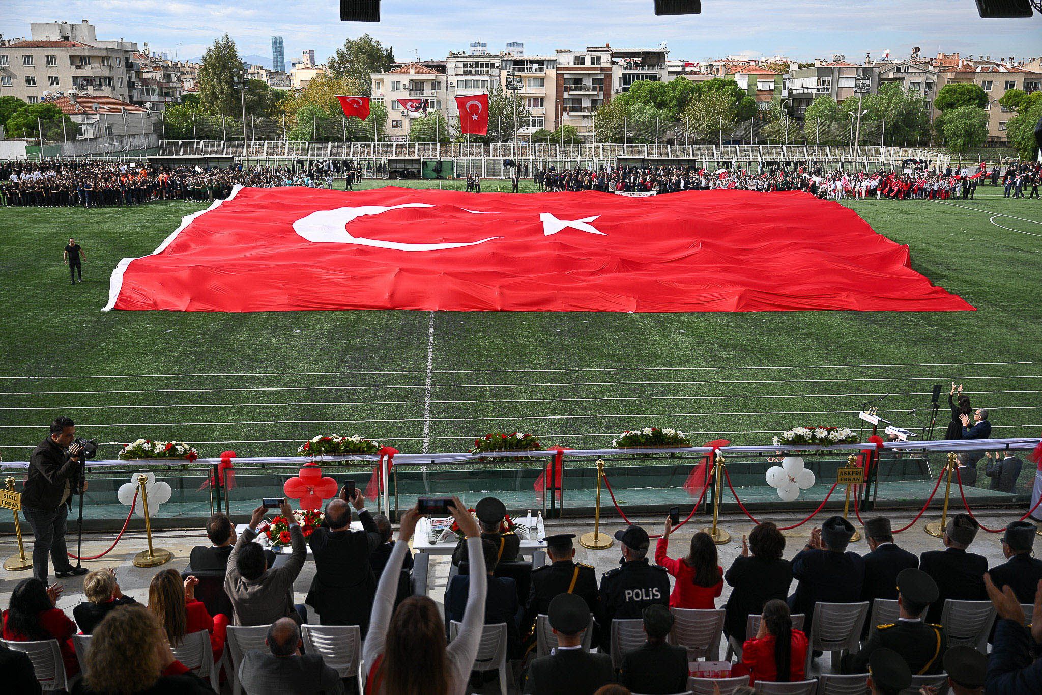 Bornova Sokakları Türk Bayraklarıyla Renklendi! Binlerce Kişi Şeref Yürüyüşü’nde Buluştu (2)