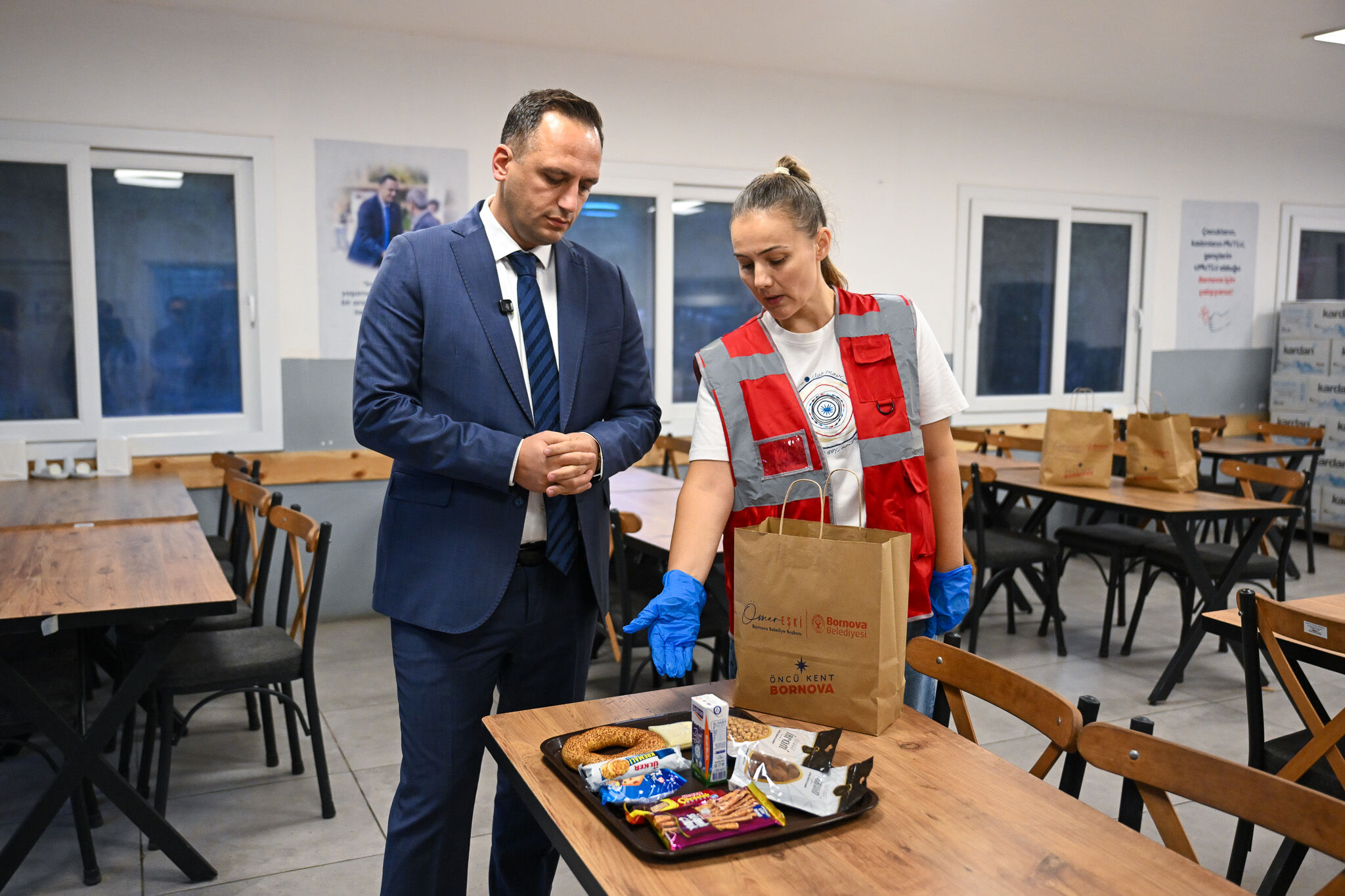 Bornova’da Öğrencilere Sıcak Karşılama Kumanyalar Ders Öncesi Dağıtıldı (2)