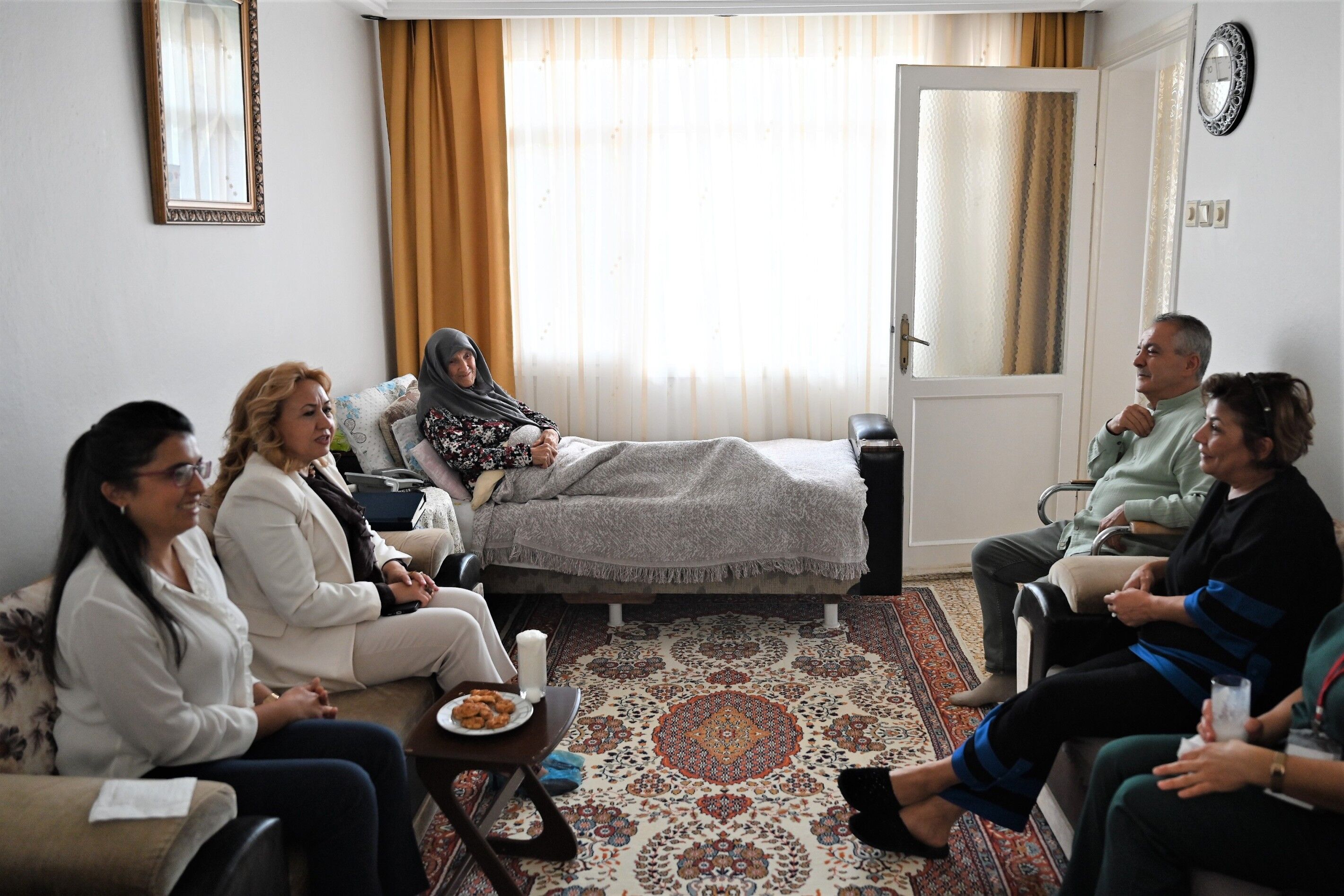 Bornova'nın Asırlık Çınarları Unutulmadı Evlerinde Ziyaret Edildiler (2)