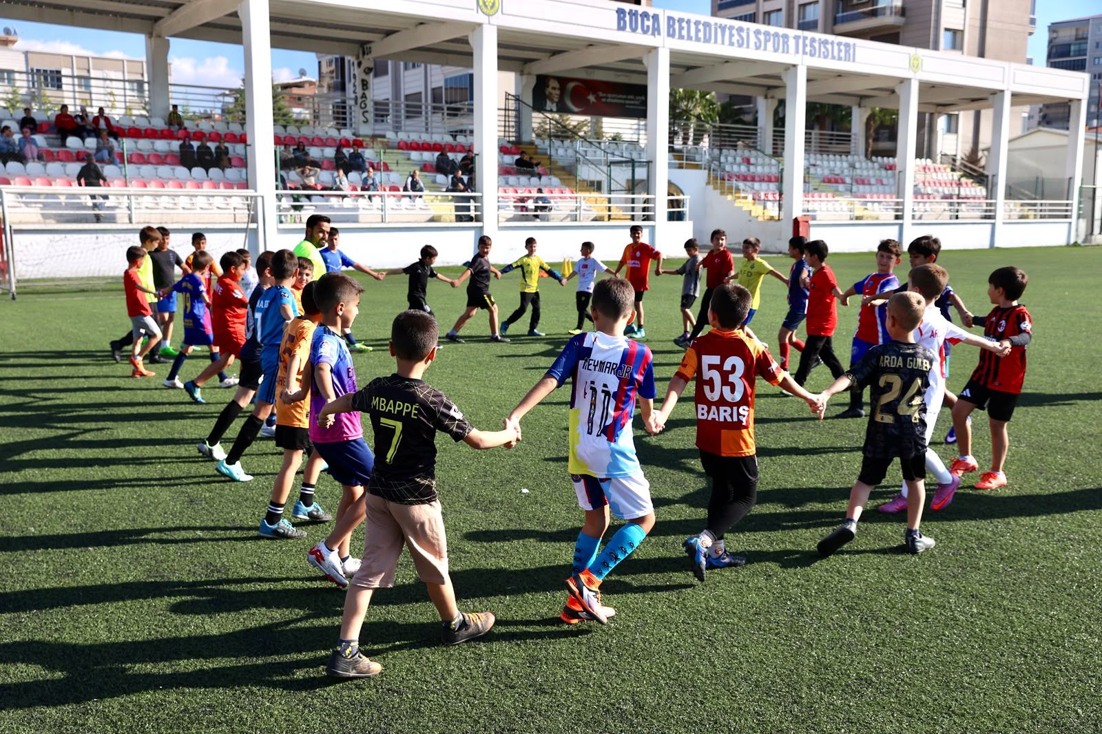 Buca Belediyesi Çocukları Ücretsiz Futbol Eğitimleriyle Buluşturuyor (1)
