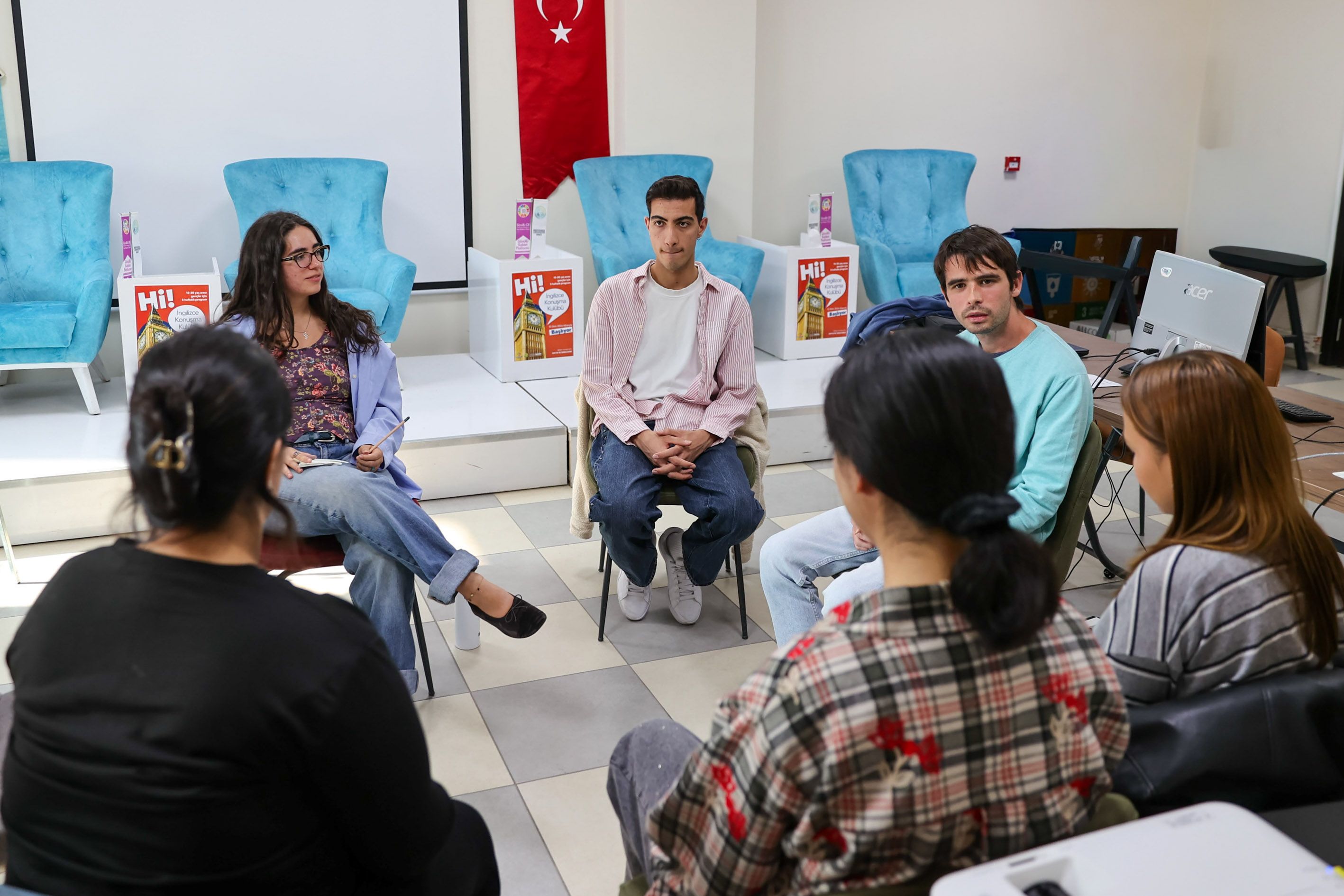 Buca’da Dil Desteği Gençler Hem İngilizce Öğreniyor Hem Yeni Dostluklar Kuruyor (1)