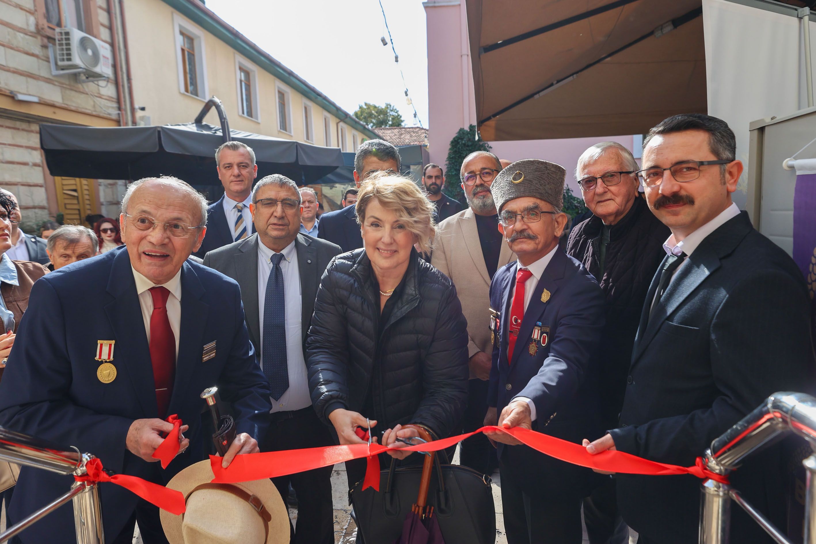 Buca’da Tarihi Hamam Sanat Galerisine Dönüştürüldü Galeri Hamam Açıldı (1)