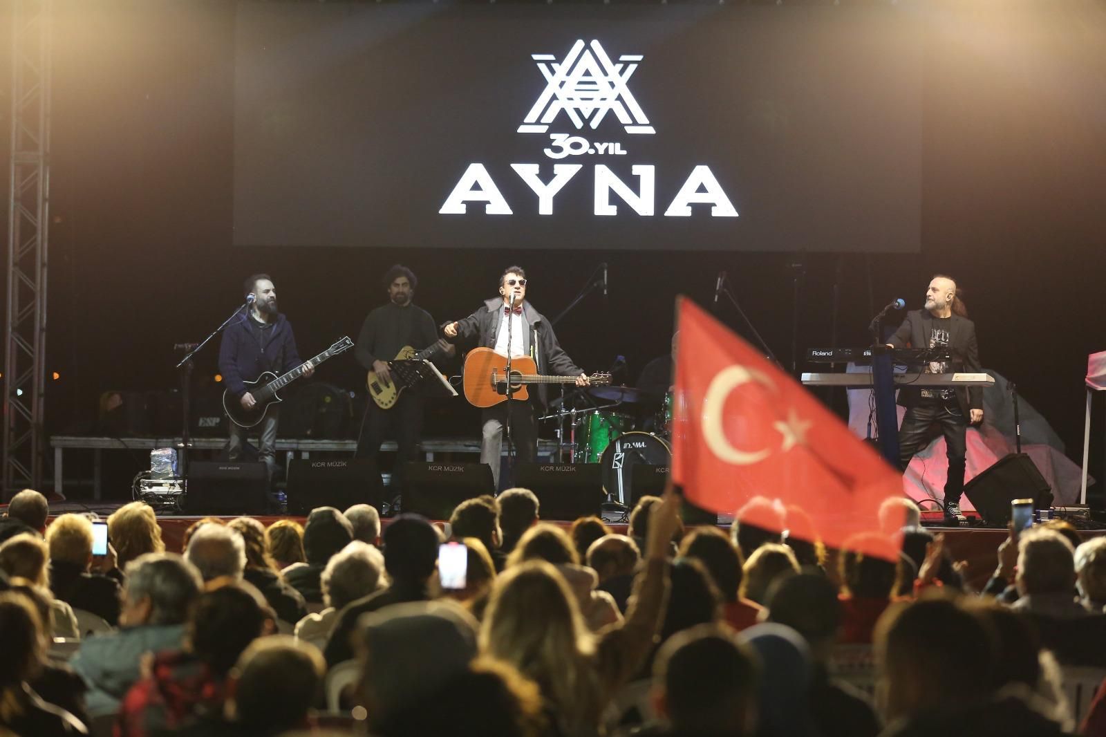 Çandarlı’dan Dikili’ye Cumhuriyet Yürüyüşü! Binlerce Vatandaş Bayraklarla Sokaklara Çıktı (1)
