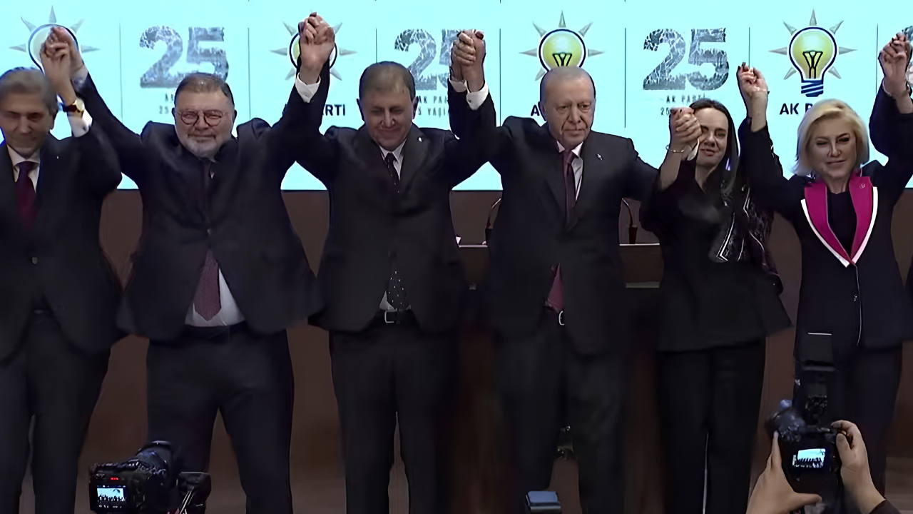 Cemil Tugay’ın rozet gününde eşi de salonda! “Eşim ‘seni boşarım’ dedi” sözleri hatırlandı