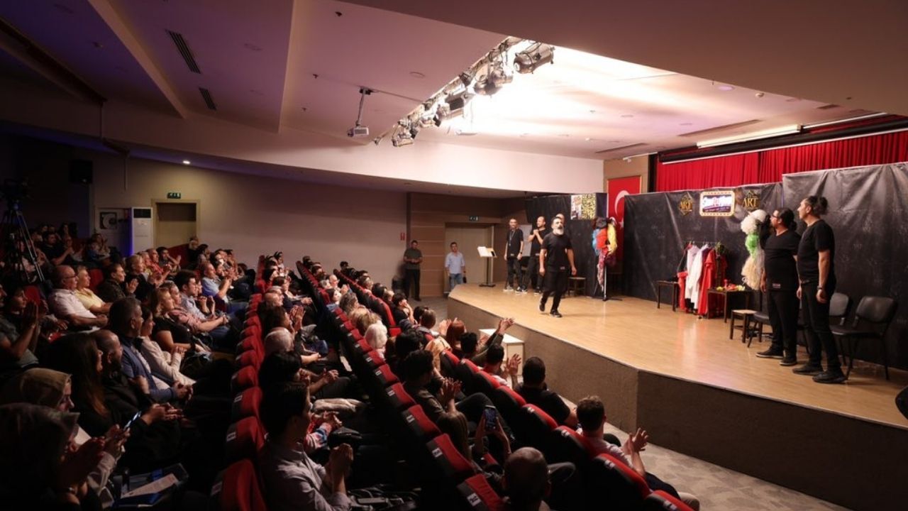 Çiğli’de Ekim Ayı Sanatla Başladı Salonlar Tamamen Doldu (2)