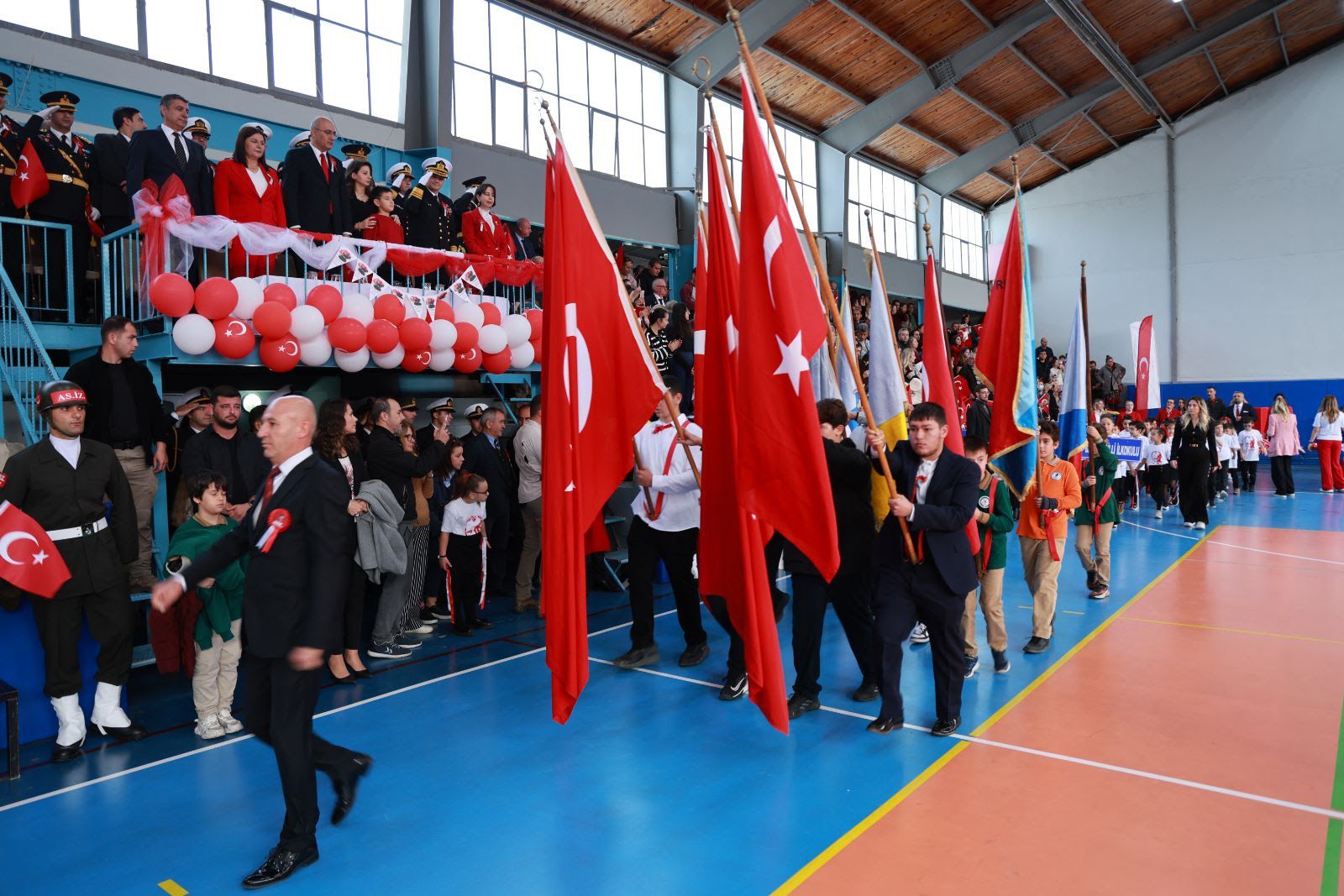 Derya Bedavacı Foça’da Sahne Aldı! Başkan Fıçı’dan Vatandaşlara Teşekkür (1)