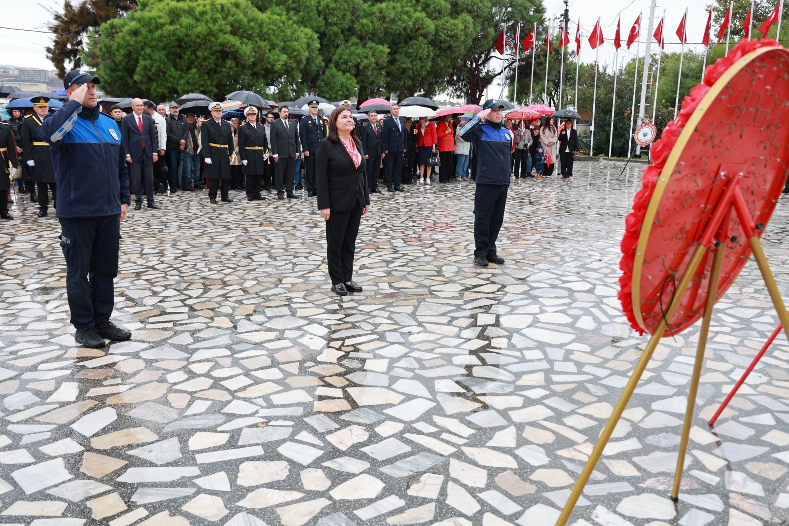 Derya Bedavacı Foça’da Sahne Aldı! Başkan Fıçı’dan Vatandaşlara Teşekkür (2)