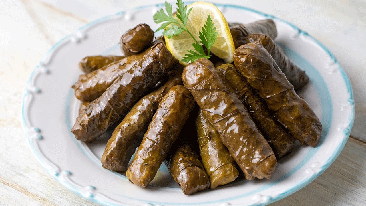 Bir tabak yetmez! Dağılmadan pişecek, sofraların yıldızı olacak: Lokum gibi etli yaprak sarmanın püf noktası