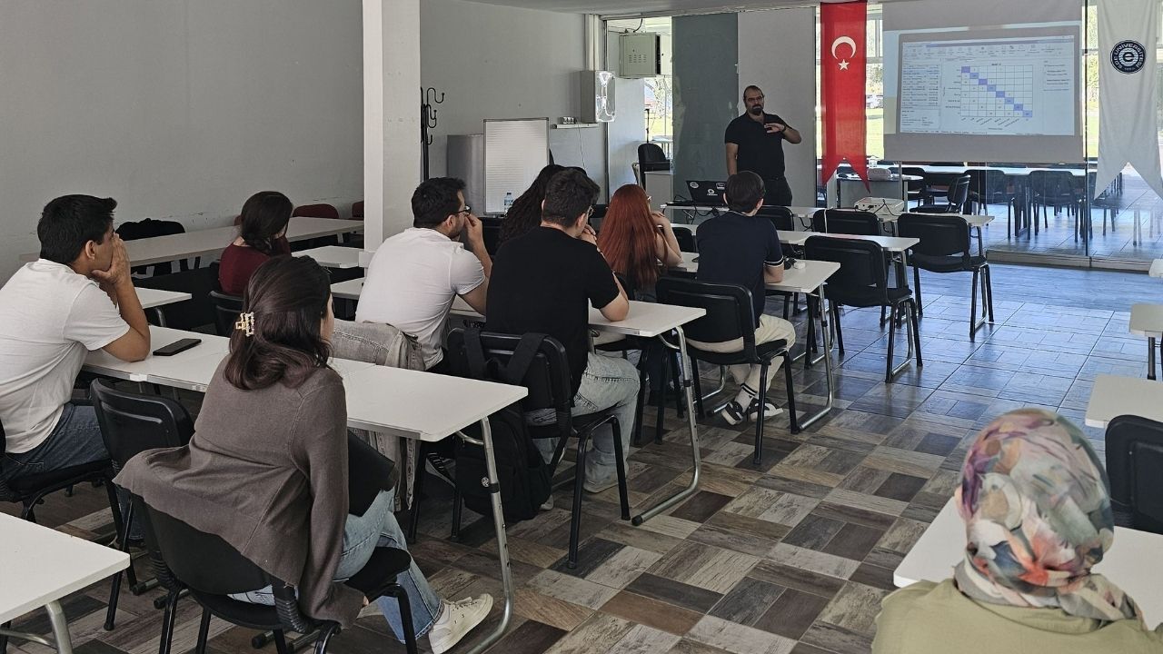 EÜ’de öğrenciler makine öğrenmesini uygulamalı öğrendi