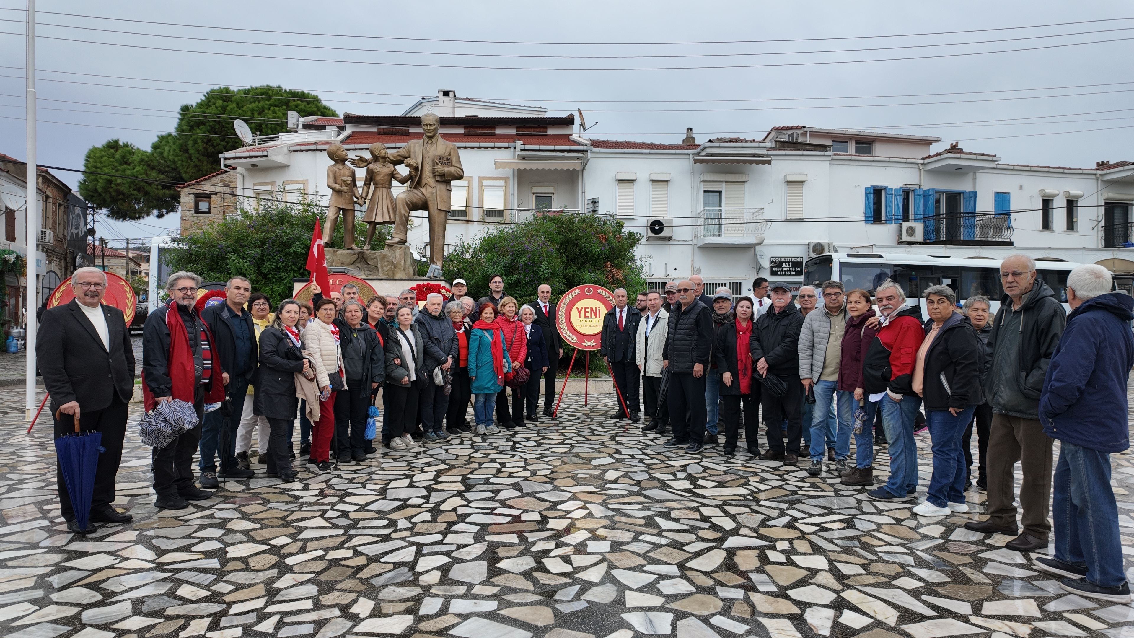 Foça’da Cumhuriyet Bayramı Kutlamaları Başladı Üç Ayrı Çelenk Sunumu Yapıldı (1)