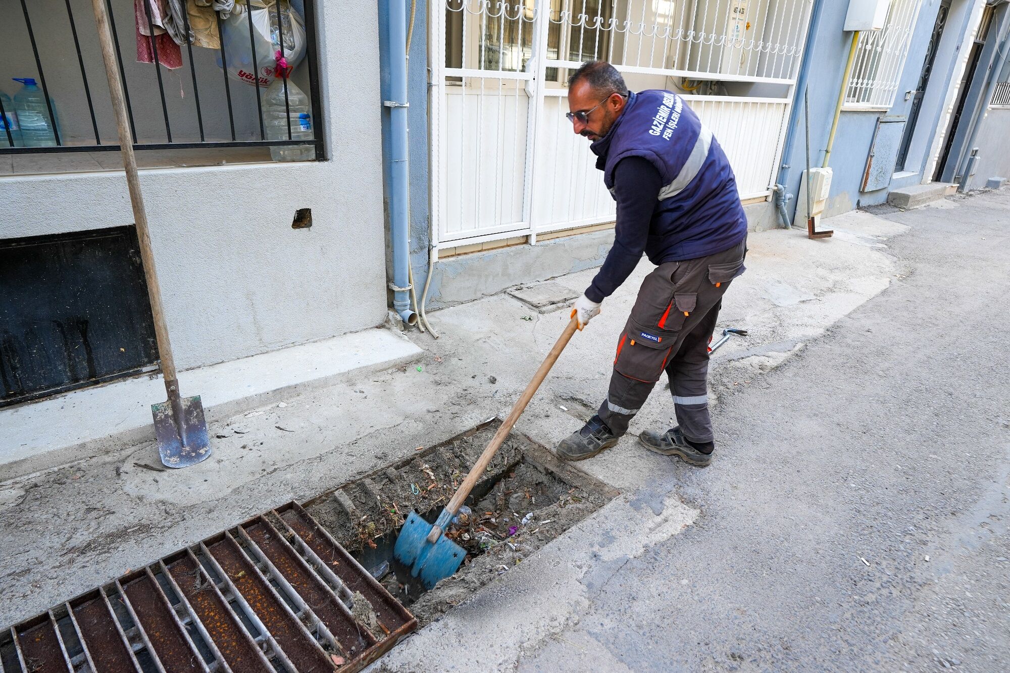 Gaziemir’de Kış Hazırlığı Başladı Yağmur Suyu Kanalları Temizleniyor (1)