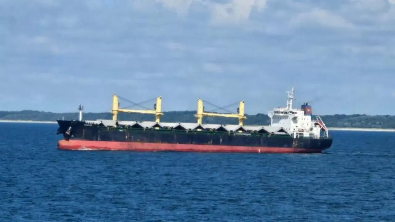 Karadeniz’de ticari gemiye deniz dronlarıyla saldırı: Mürettebat tahliye edildi