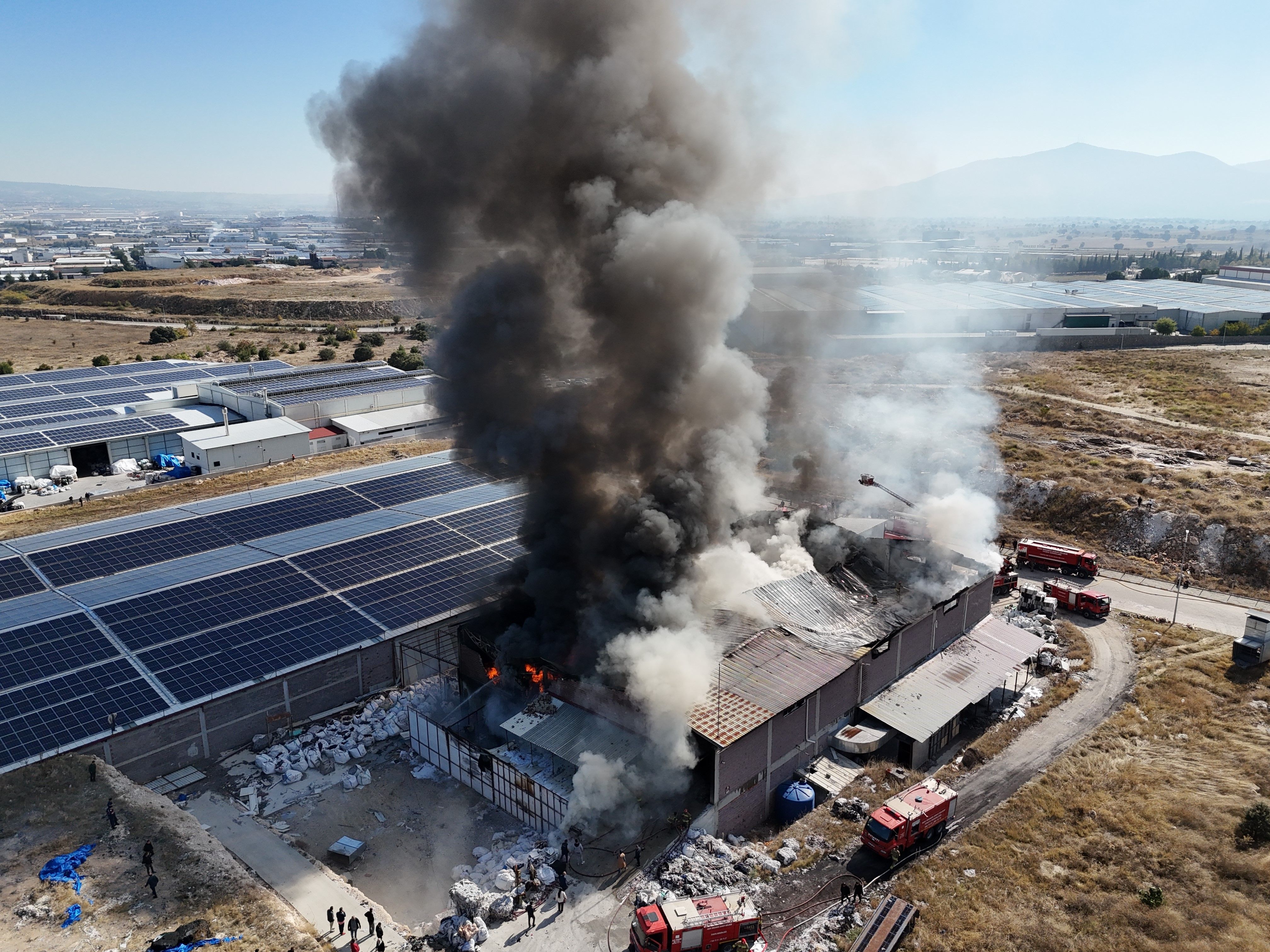Geri Dönüşüm Fabrikasını Alevler Sardı Bölgede Son Durum (2)