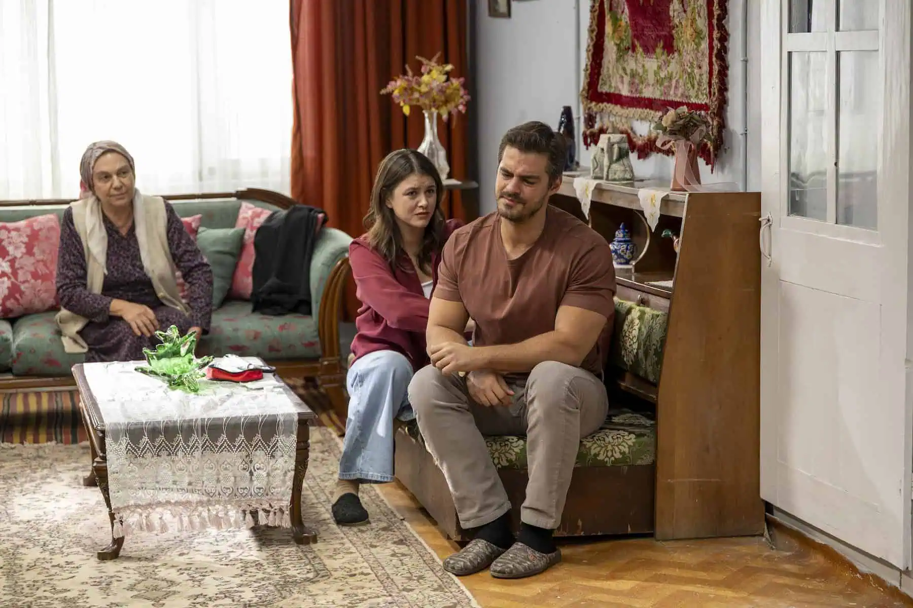 Gönül Dağı 226. bölümde korkutan gelişme: Güneş ve Neşet kayboluyor! Cemile’nin halı dükkânında yangın