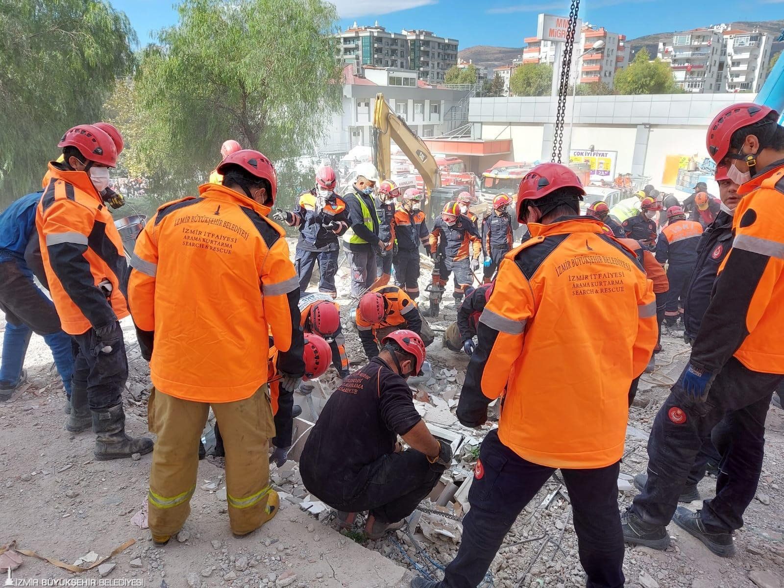 Hamile Eşini Ve Küçük Kızını Bırakıp Enkaza Koştu İzmirli Itfaiyecilerin Unutamadığı Kurtarma Anları (1)