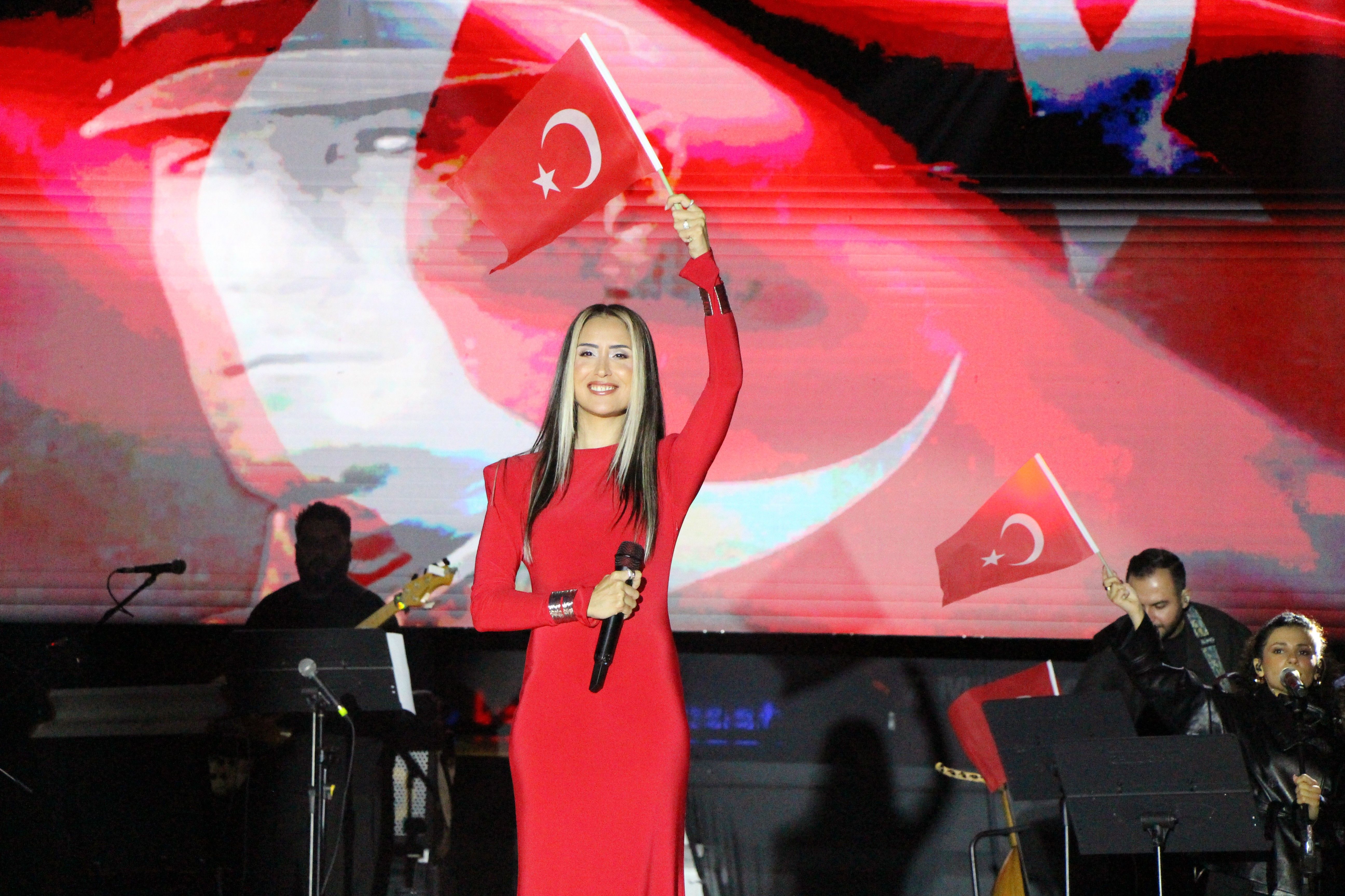 Hande Ünsal Türk bayrağıyla sahneye çıktı! İzmir Marşı’nı söyledi