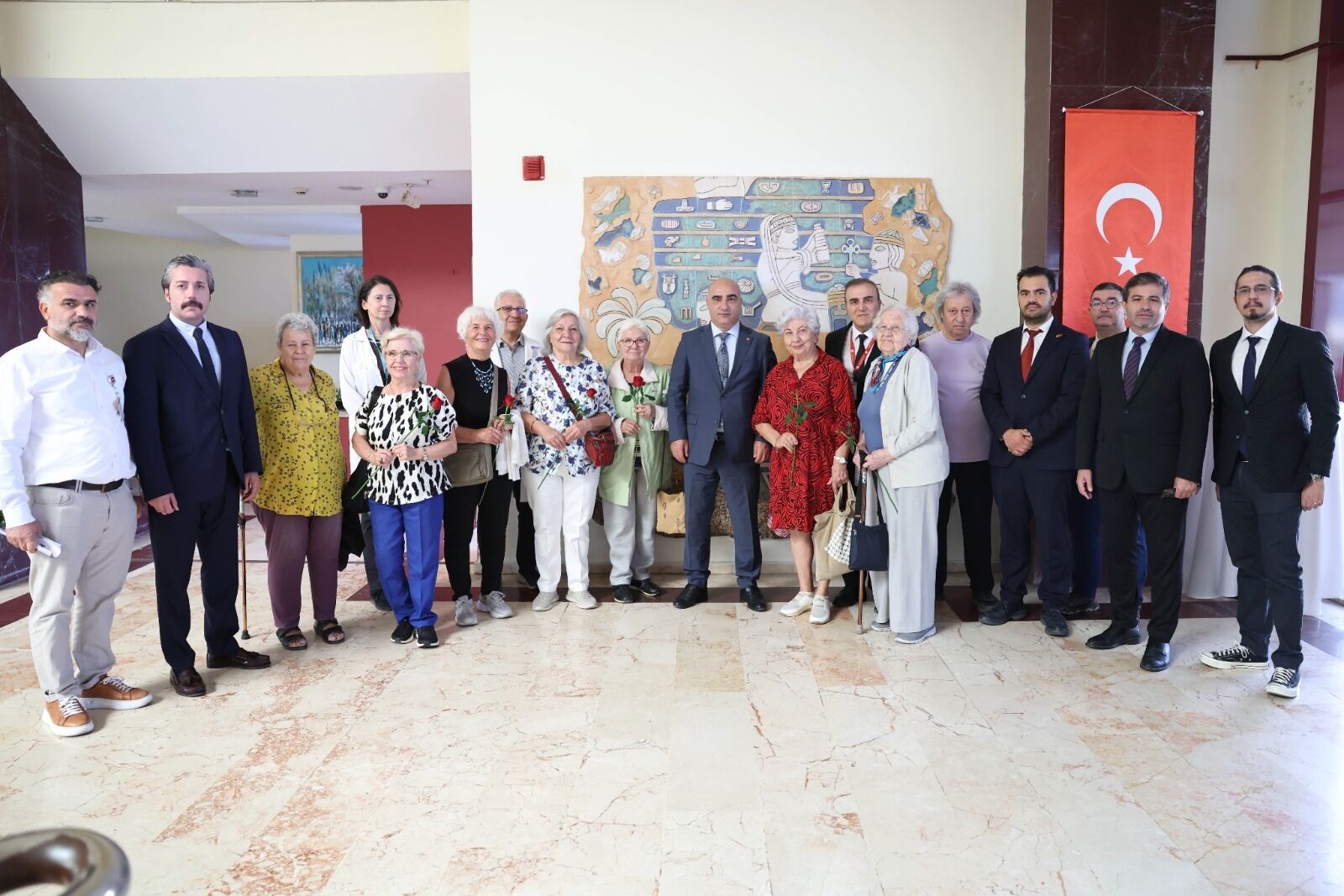 İzmir İl Sağlık Müdürü Huzurevi Sakinlerini Ziyaret Etti (2)