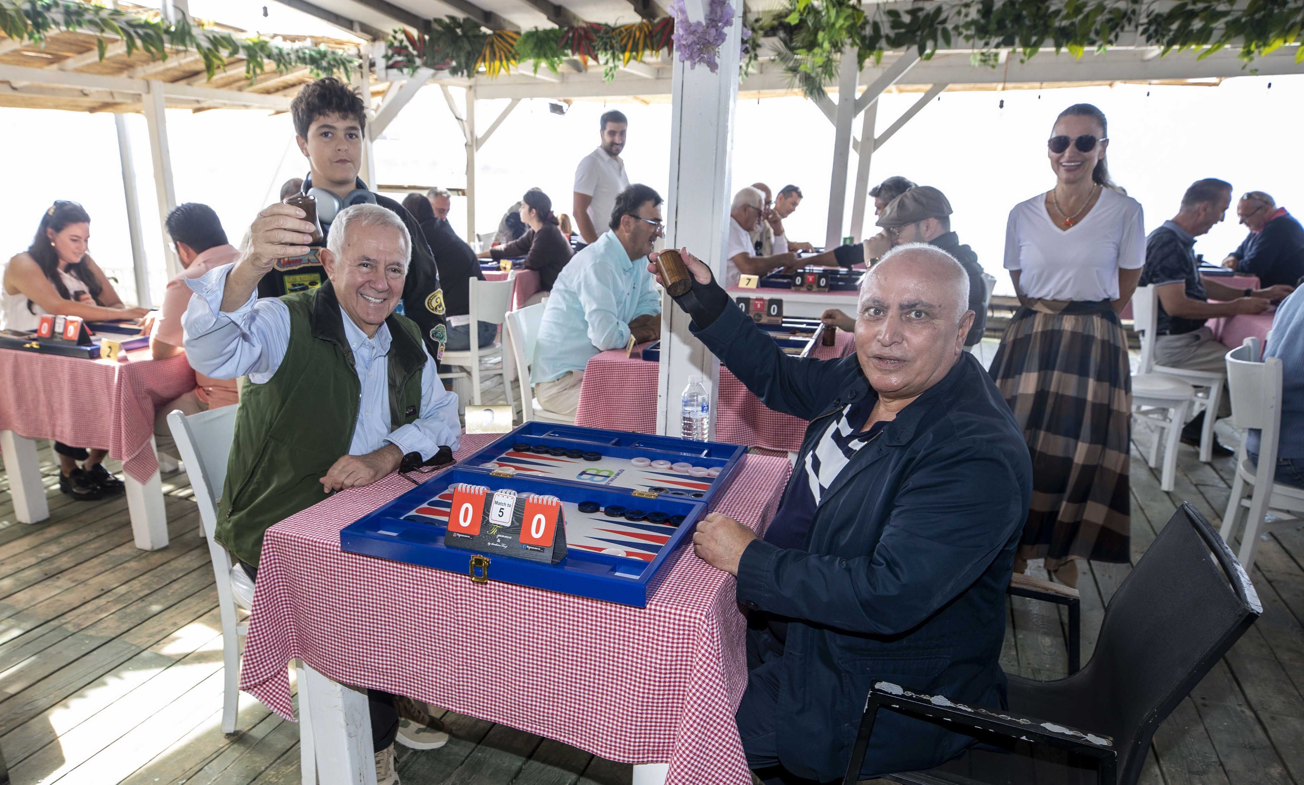 İzmir iş dünyası aile kahvaltısında buluştu: Tavla turnuvasından EÇEV’e destek