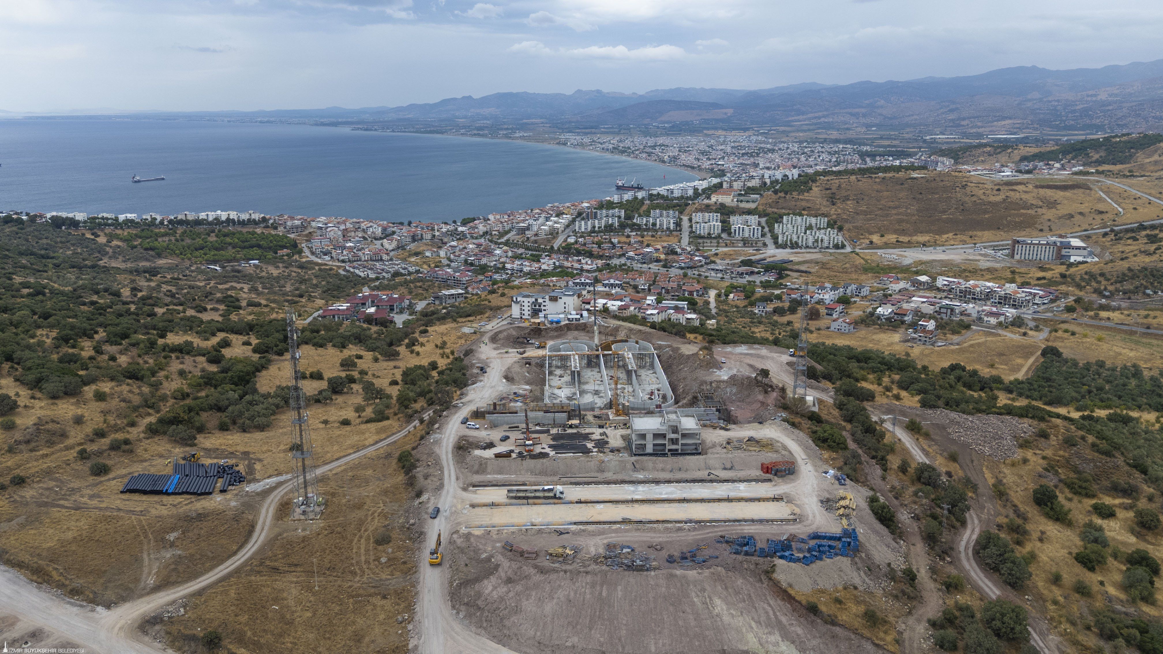 İzmir Körfezi'nden Bir Futbol Sahasını Dolduracak Çamur Çıkarıldı (1)