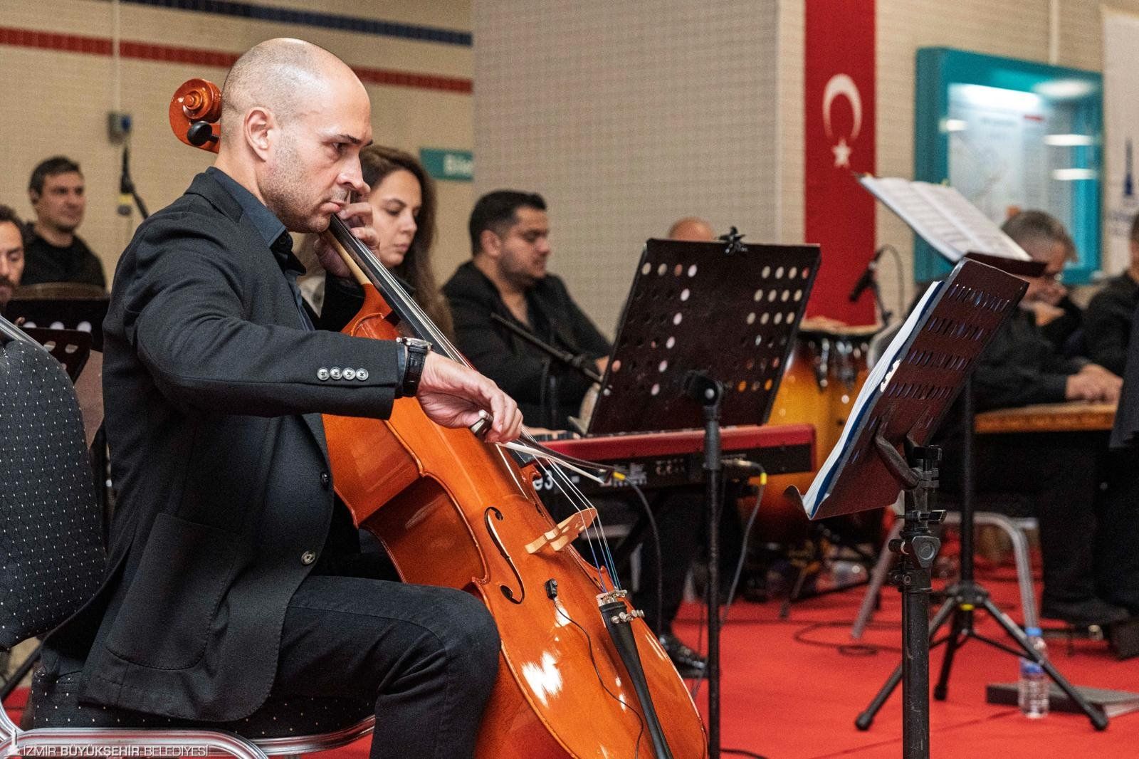 İzmir Metrosu’nda 29 Ekim Sürprizi! Marşlar Hep Bir Ağızdan Söylendi (2)