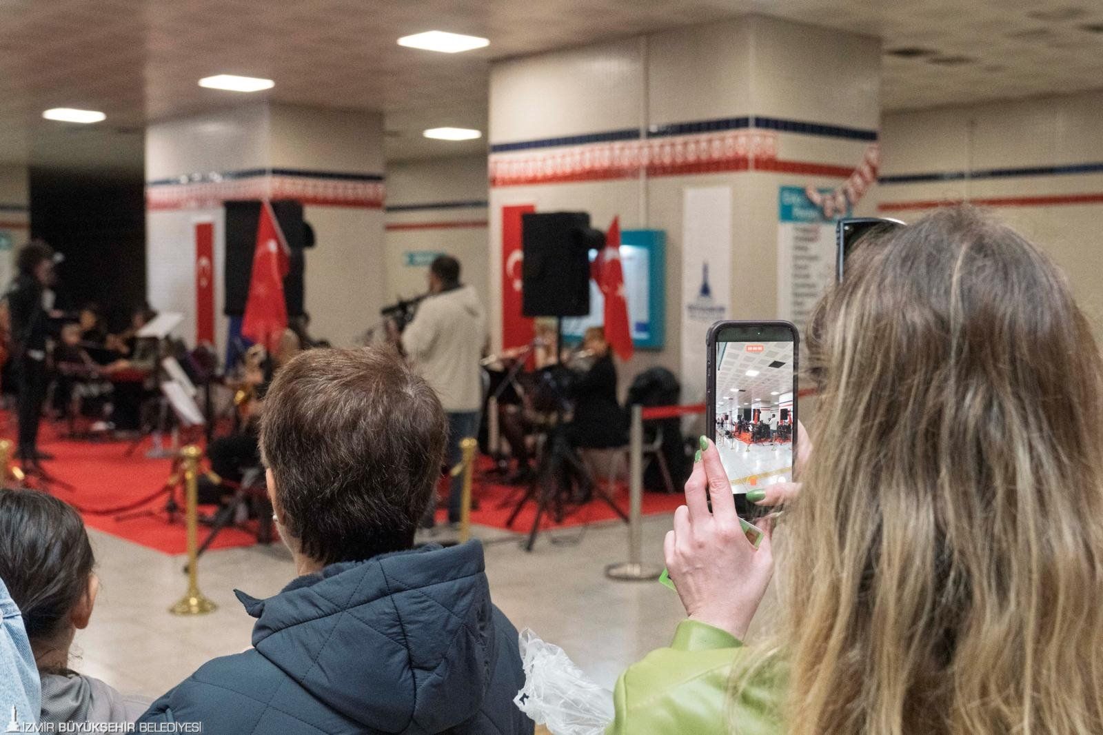 İzmir Metrosu’nda 29 Ekim Sürprizi! Marşlar Hep Bir Ağızdan Söylendi (3)