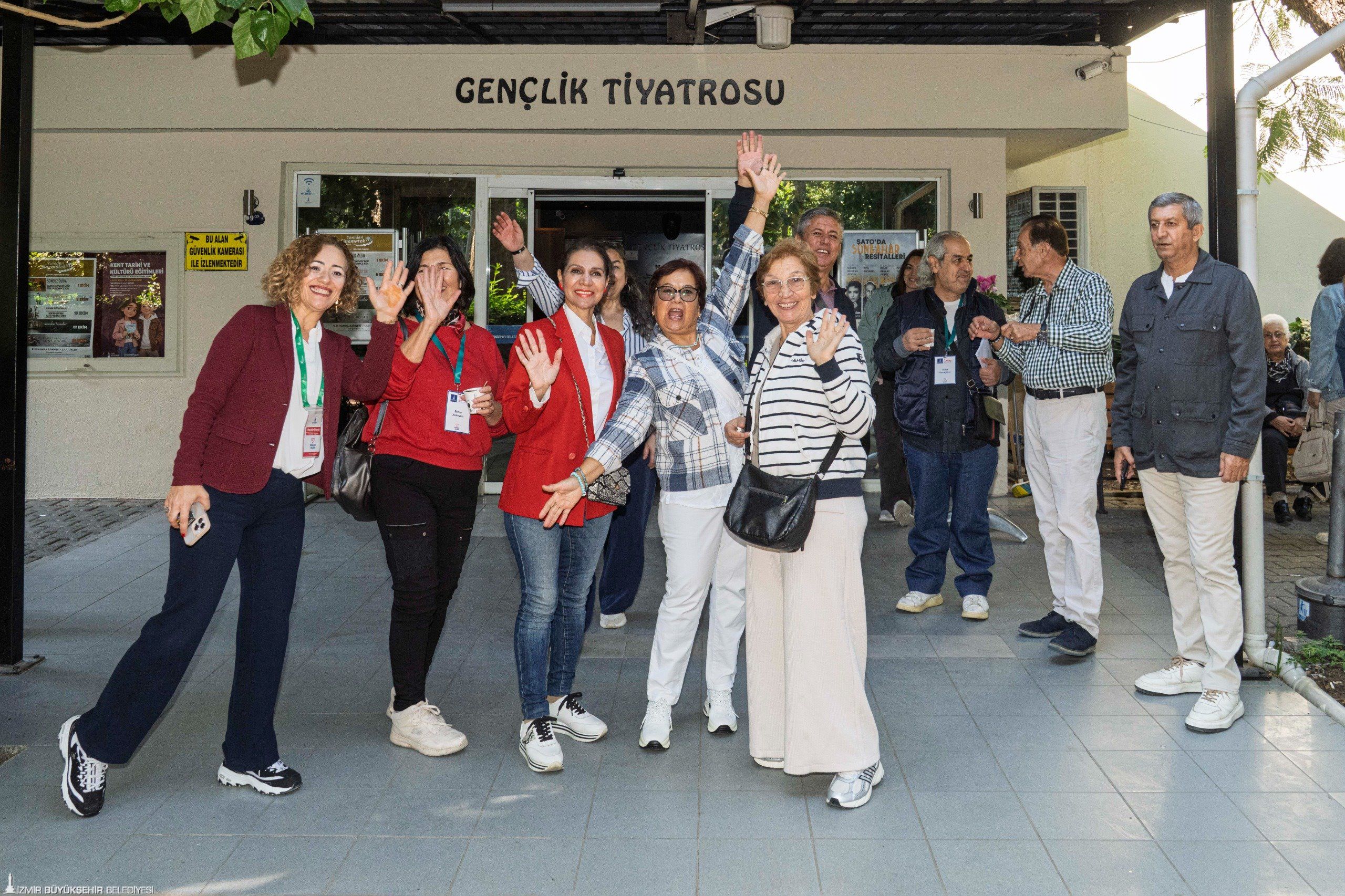 İzmir’de 60 Yaş Üstü Öğrenciler Mezuniyete Hazırlanıyor “Öğrenmenin Yaşı Yok” (1)