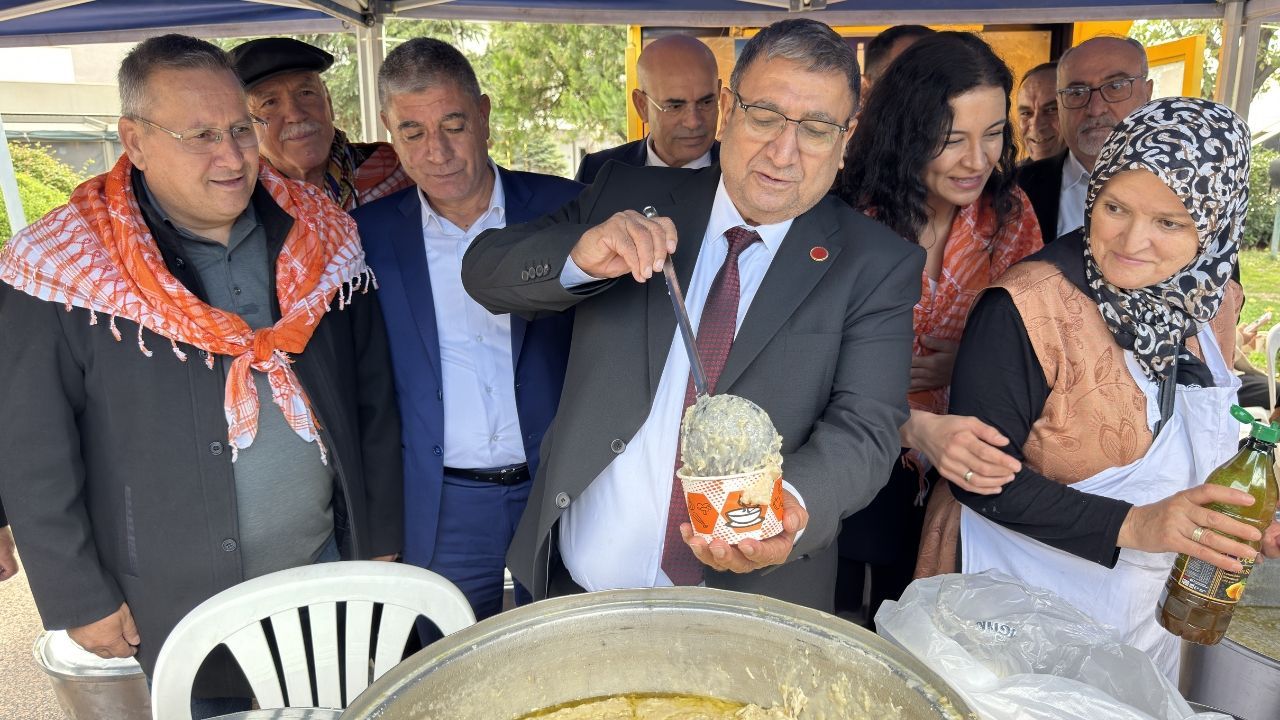 İzmir’de Cumhuriyet Bayramı Için Anlamlı Etkinlik Vatandaşlara Keşkek Ikram Edildi (1)