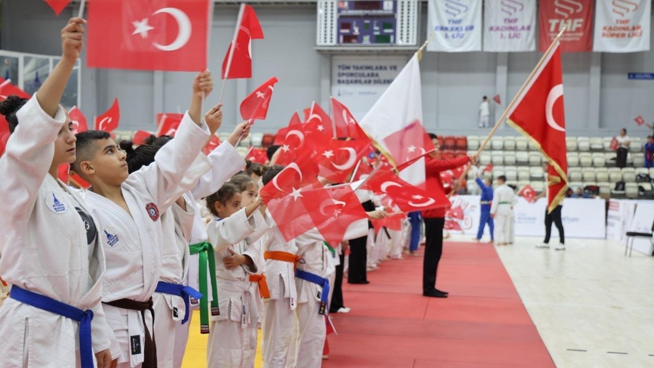 İzmir’de Cumhuriyet Bayramı Kupası Için 227 Sporcu Yarıştı Dereceye Girenler Belli Oldu (1)