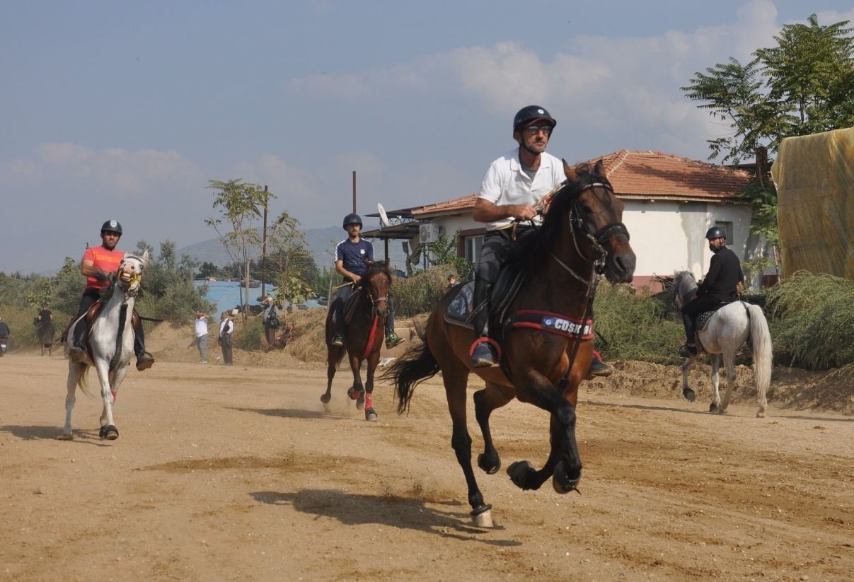 İzmir’de Geleneksel At Yarışları 12 Kategoride Düzenlendi Ödüller Sahiplerini Buldu (1)