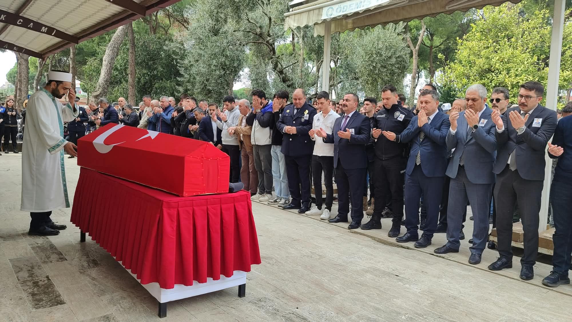İzmir’de Hayatını Kaybeden Polis Memuru Son Yolculuğuna Uğurlandı (3)