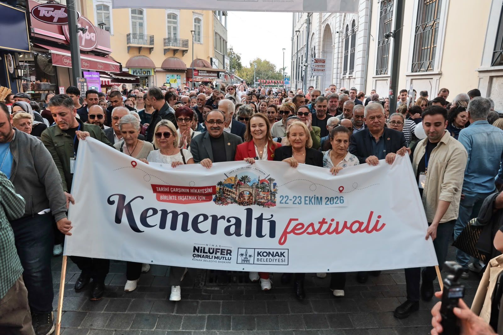 İzmir’in Tarihi Çarşısında Festival Başladı Başkan Mutlu Etkinliklere Katıldı (1)