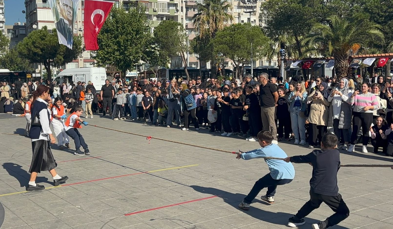 Karabağlar’da aileler çocuklarıyla oyun şenliğinde buluştu