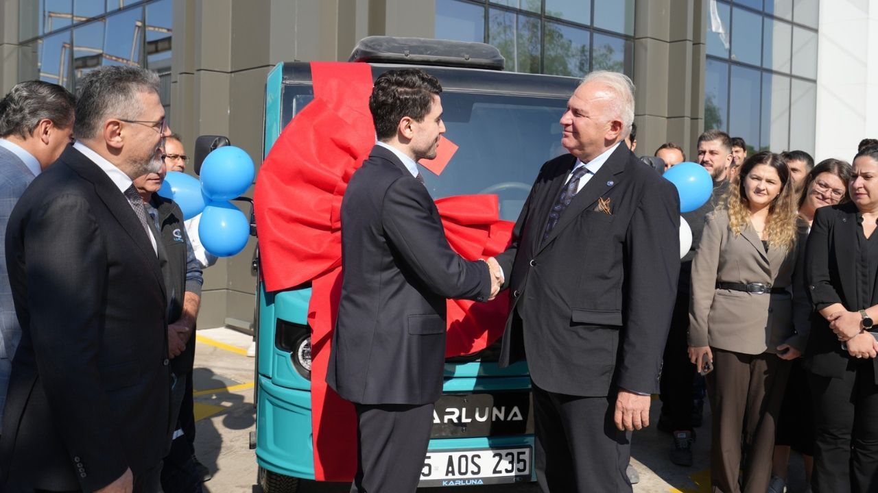 Karluna’nın Ürettiği Ilk Elektrikli Araç İaosb’ye Armağan Edildi! 2