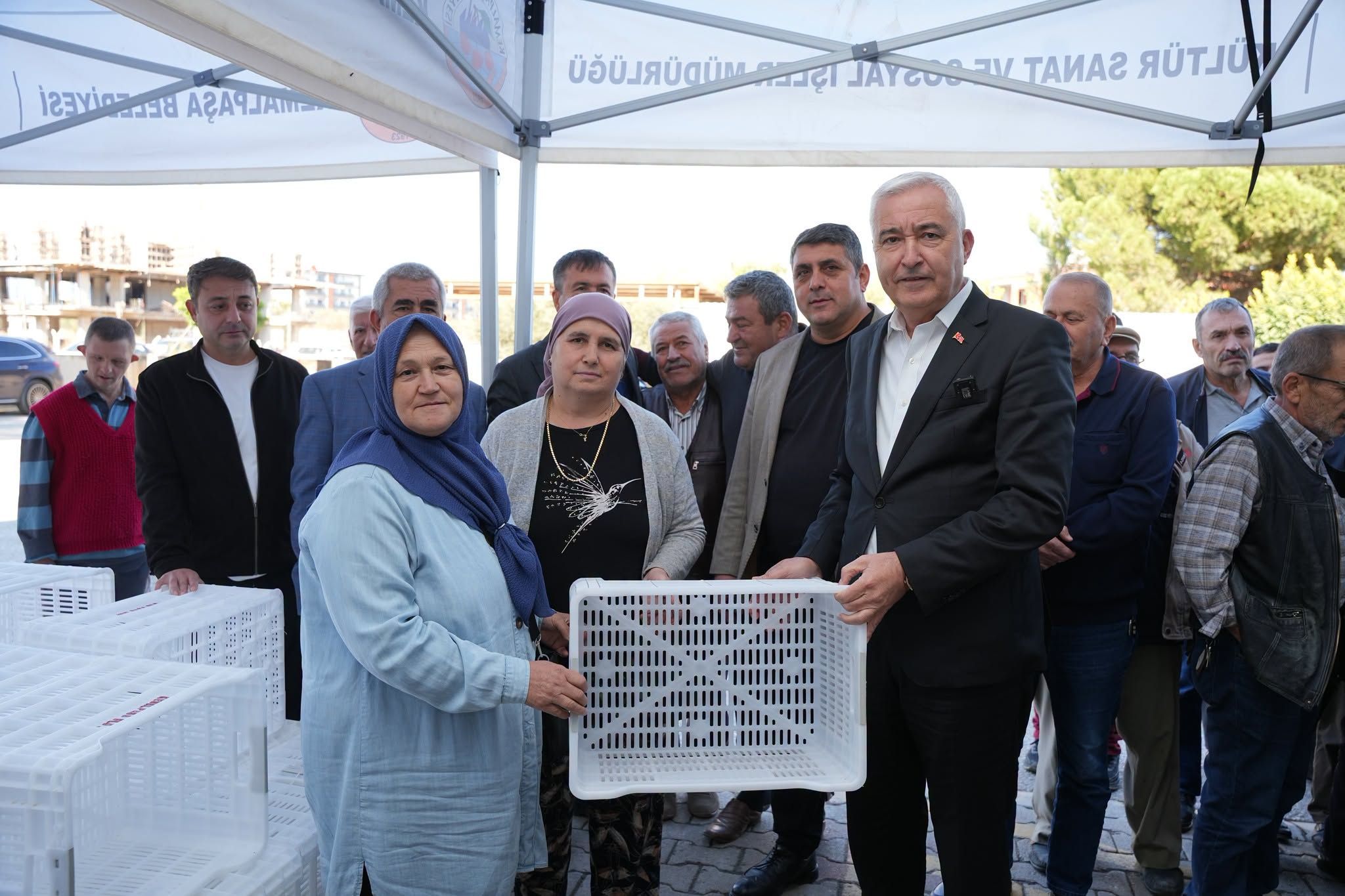 Kemalpaşa Belediyesi’nden Zeytin Üreticilerine Hasat Desteği Yeni Yardımlar Da Yolda (2)