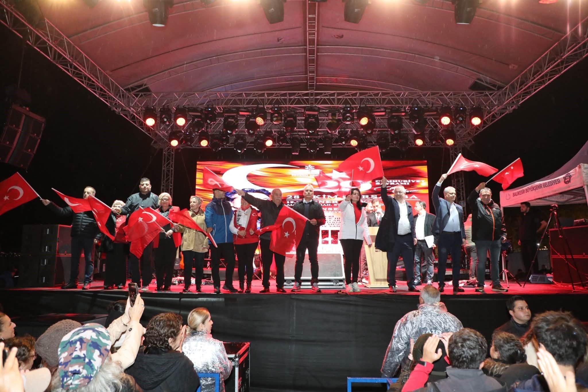 Kıraç Konserine Yağmur Engel Olamadı! Meydan Dolup Taştı (2)